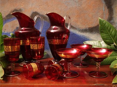 Servizio di bicchieri in vetro soffiato rosso rubino, composto da 6 calici da acqua, 10 calici da...