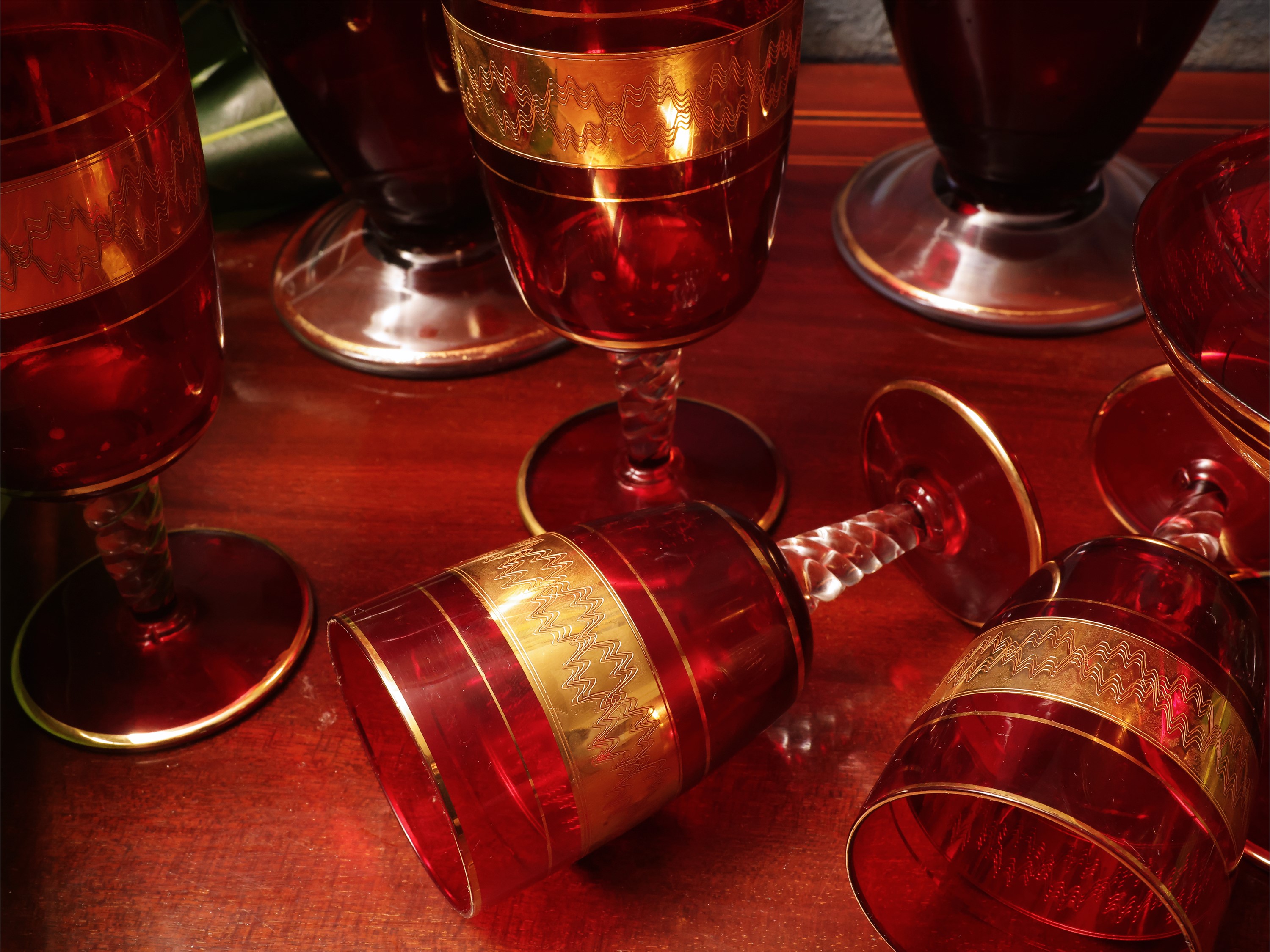 Servizio di bicchieri in vetro soffiato rosso rubino, composto da 6 calici da acqua, 10 calici da...