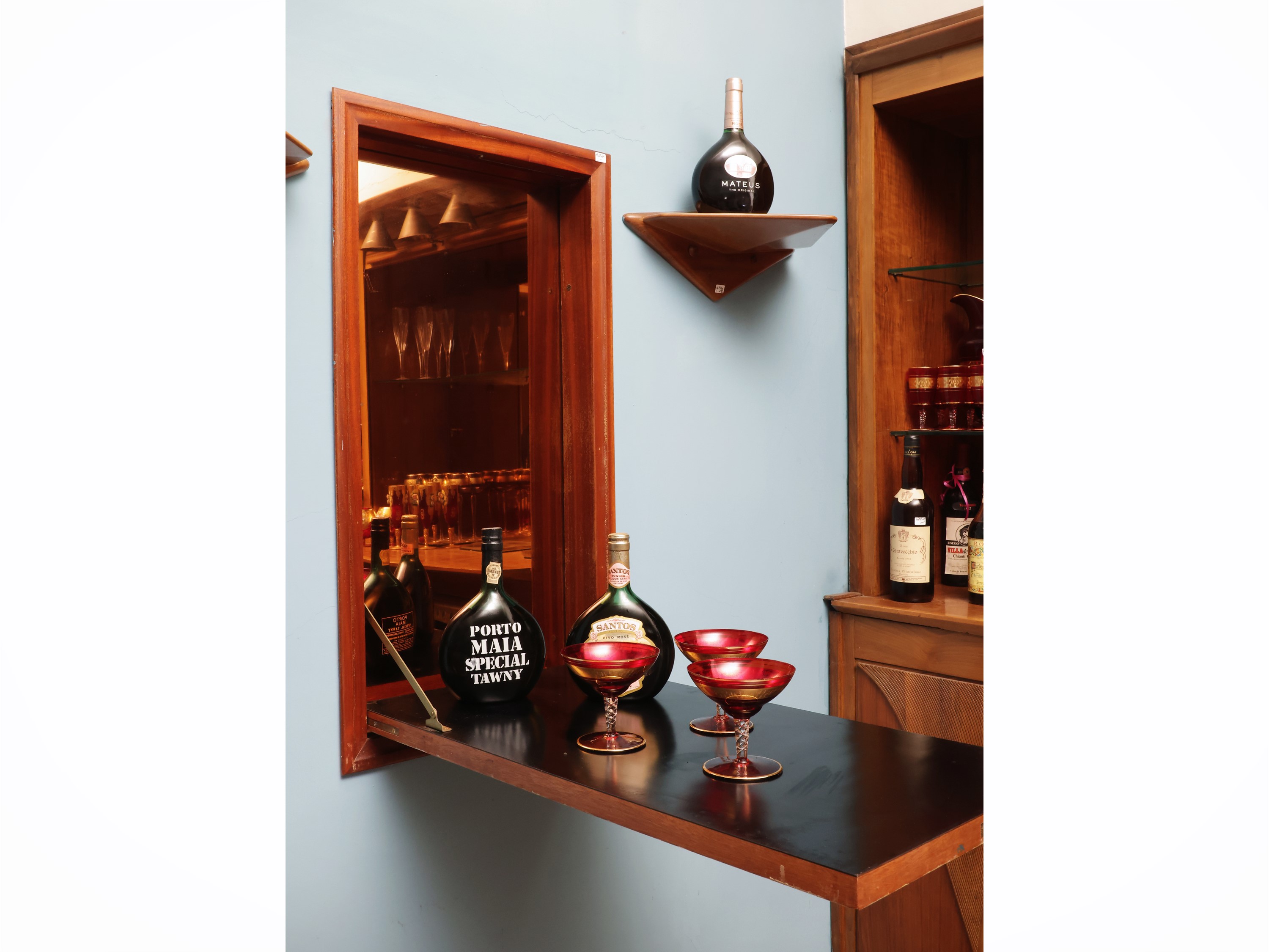 Teca mobile bar, sportello decorato con geisha, interno a specchio