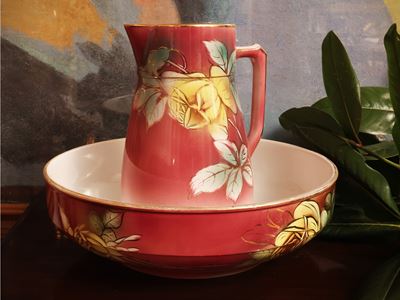 Società Ceramica Richard, Set da toilette in ceramica con decorazione floreale