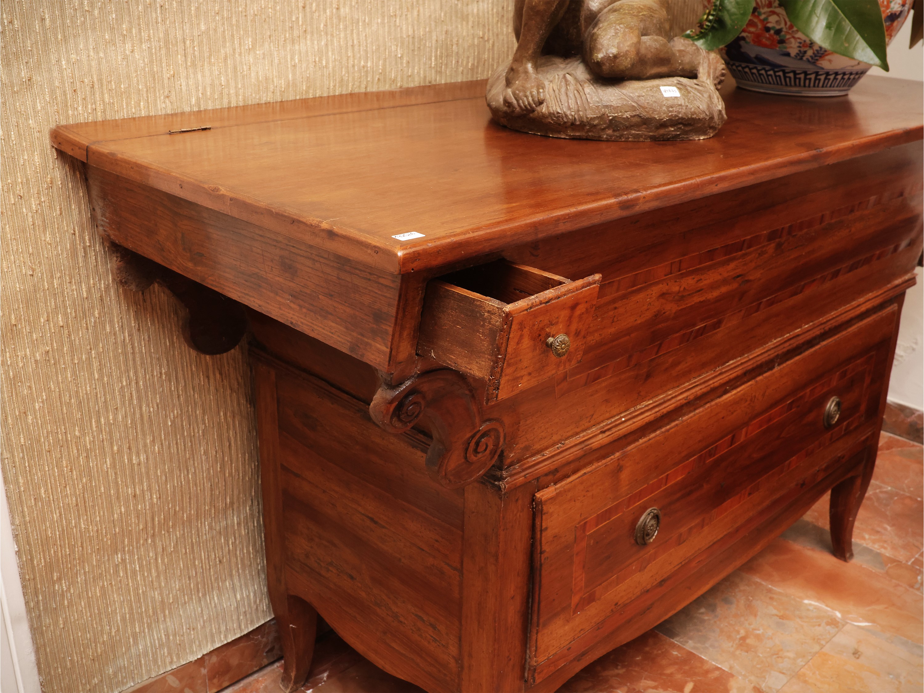 Madia impiallacciata in noce