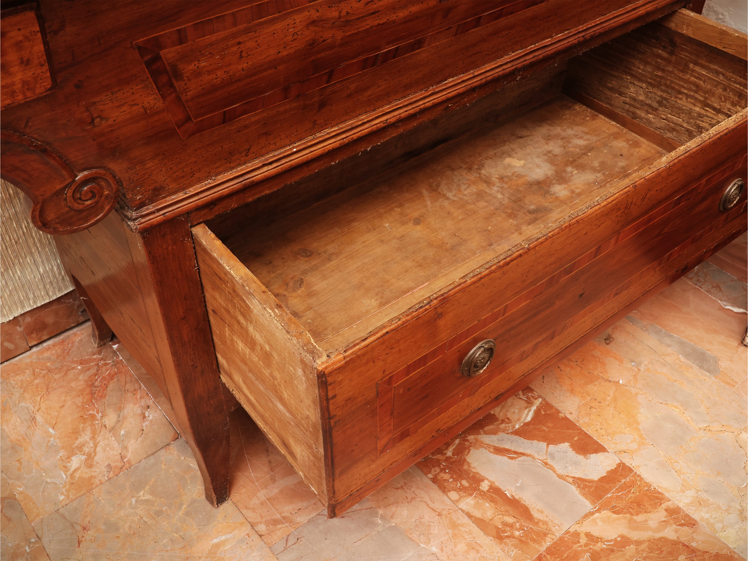 Madia impiallacciata in noce