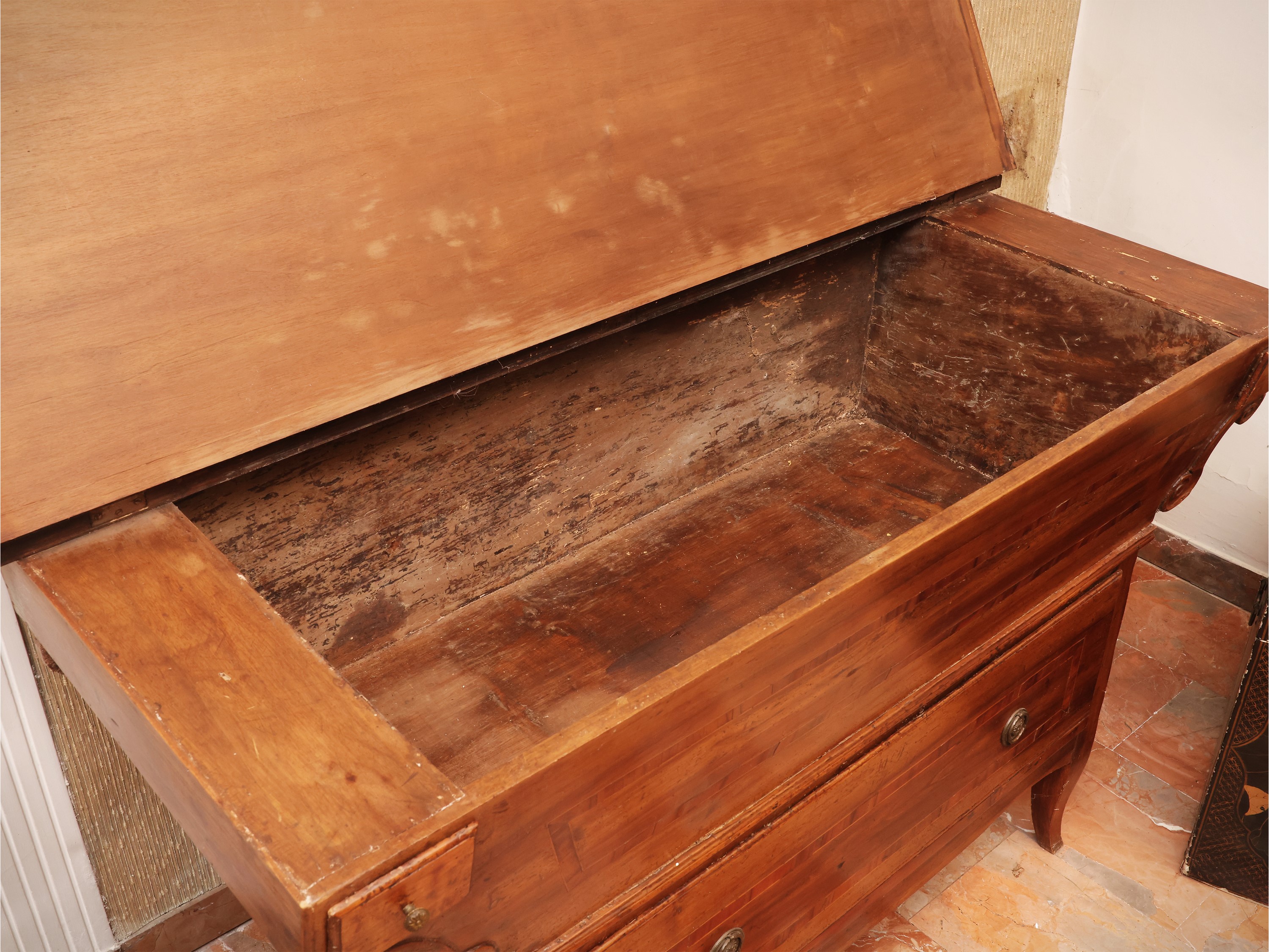 Madia impiallacciata in noce