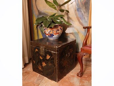 Baule da viaggio, laccato a chinoiserie con fiori policromi