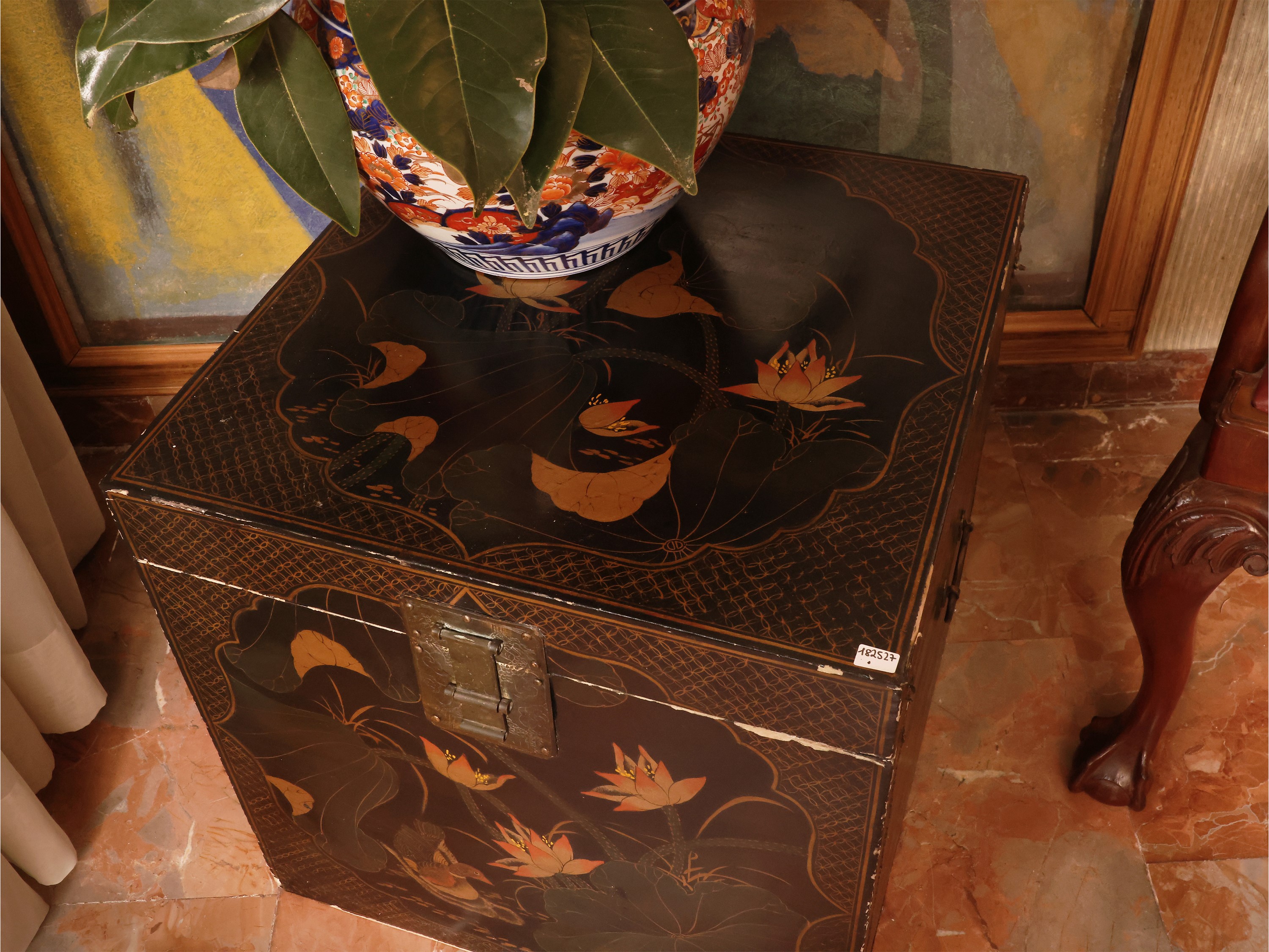 Baule da viaggio, laccato a chinoiserie con fiori policromi