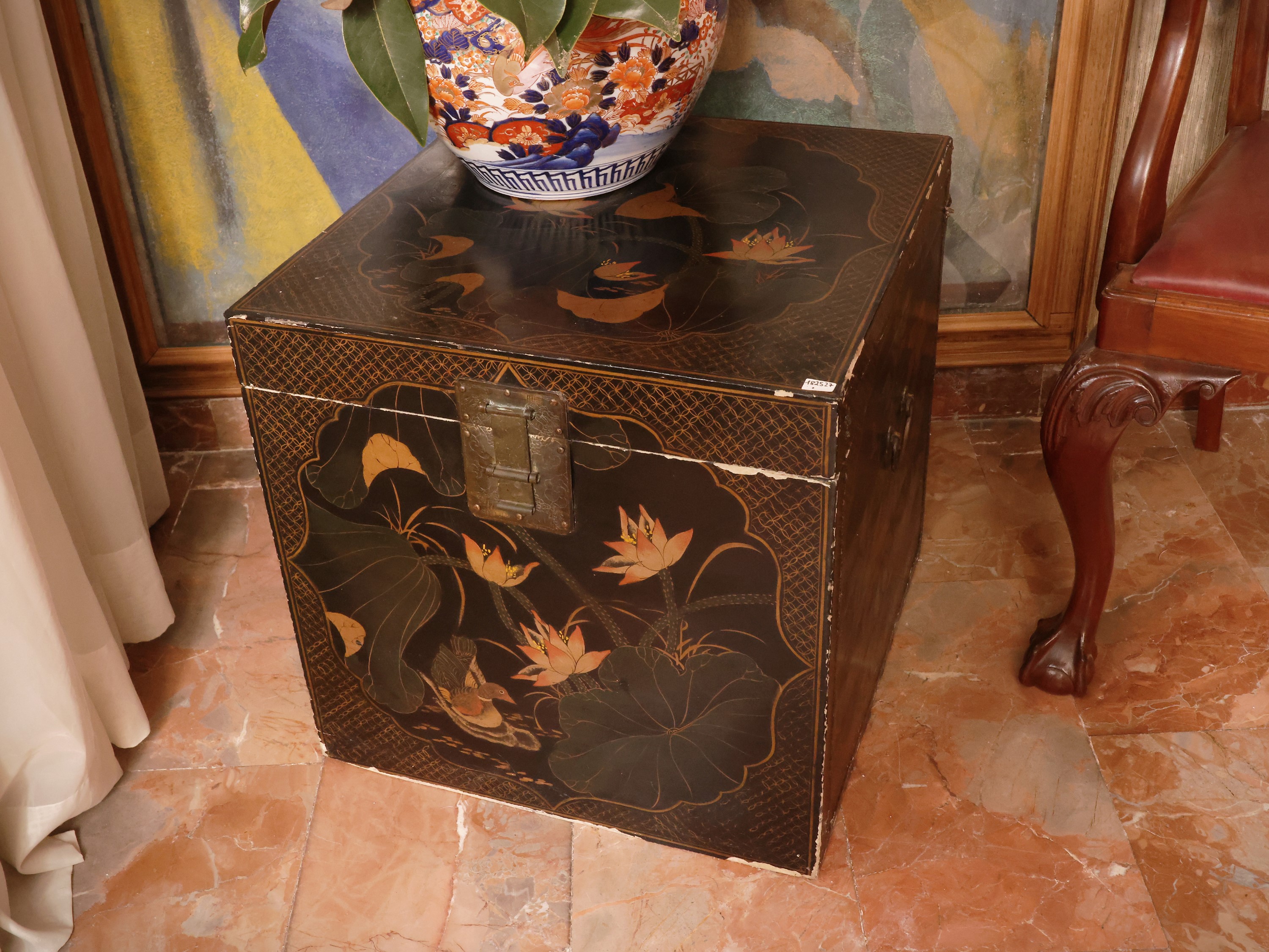 Baule da viaggio, laccato a chinoiserie con fiori policromi