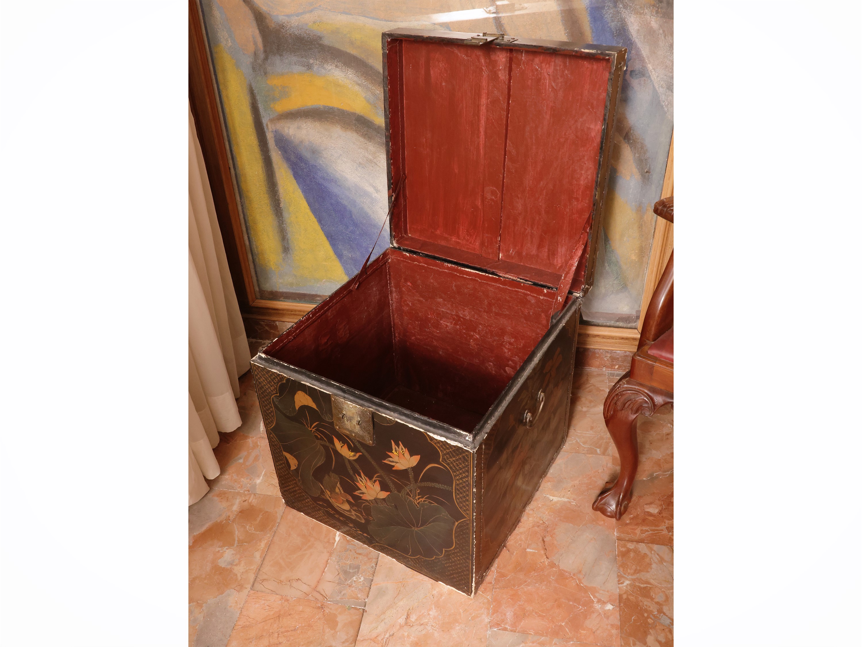 Baule da viaggio, laccato a chinoiserie con fiori policromi
