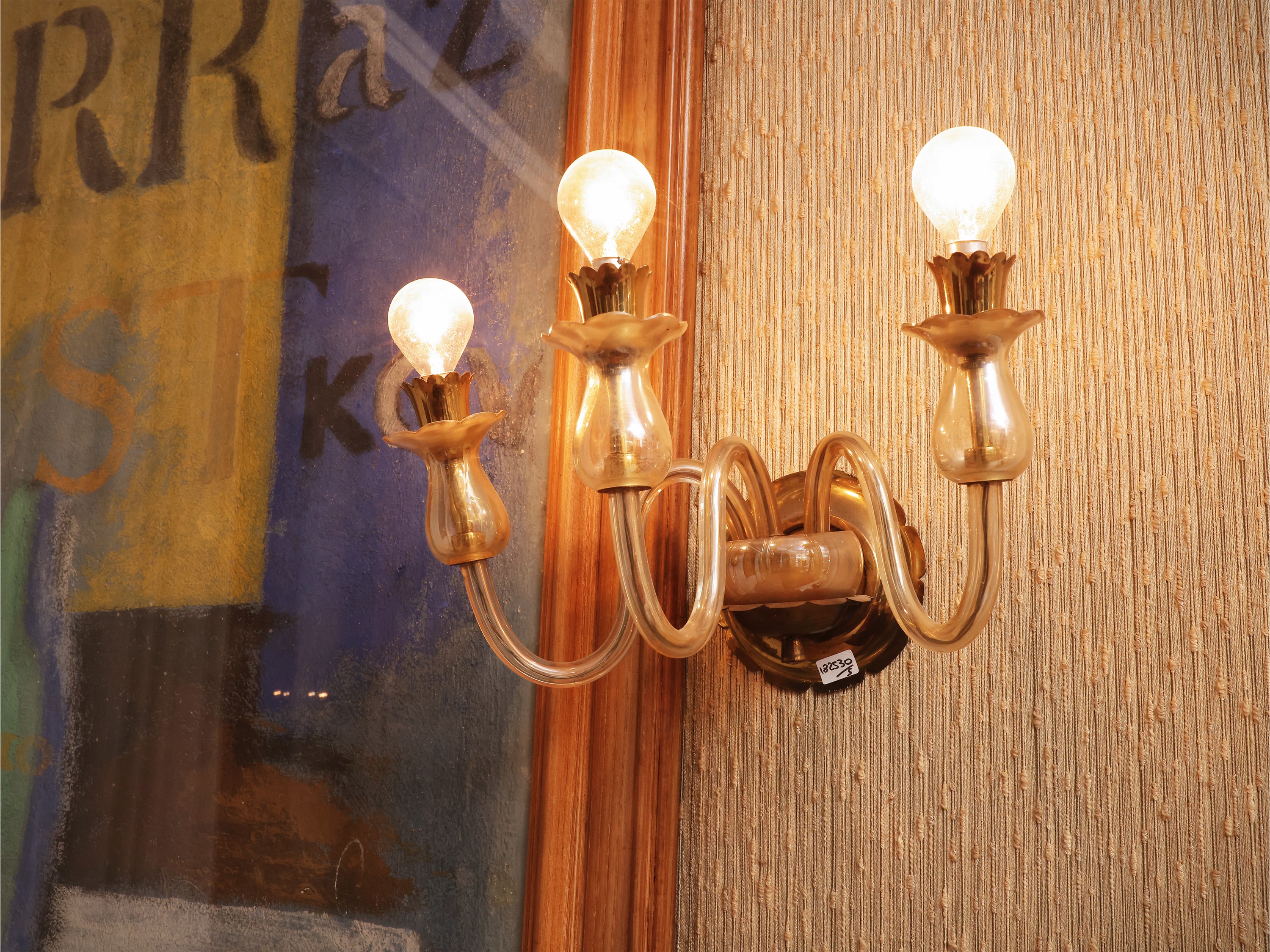 Serie di cinque applique in vetro soffiato di Murano, Anni Cinquanta, vetro fumé