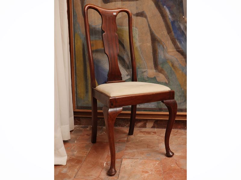 Serie di quattro sedie in noce ed altre essenze