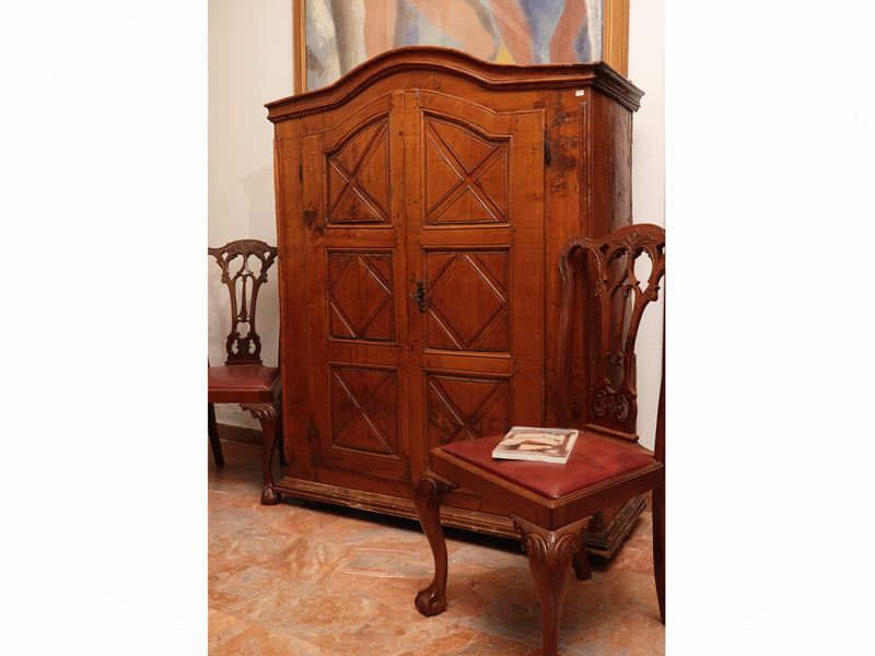 Piccolo armadio-credenza in noce