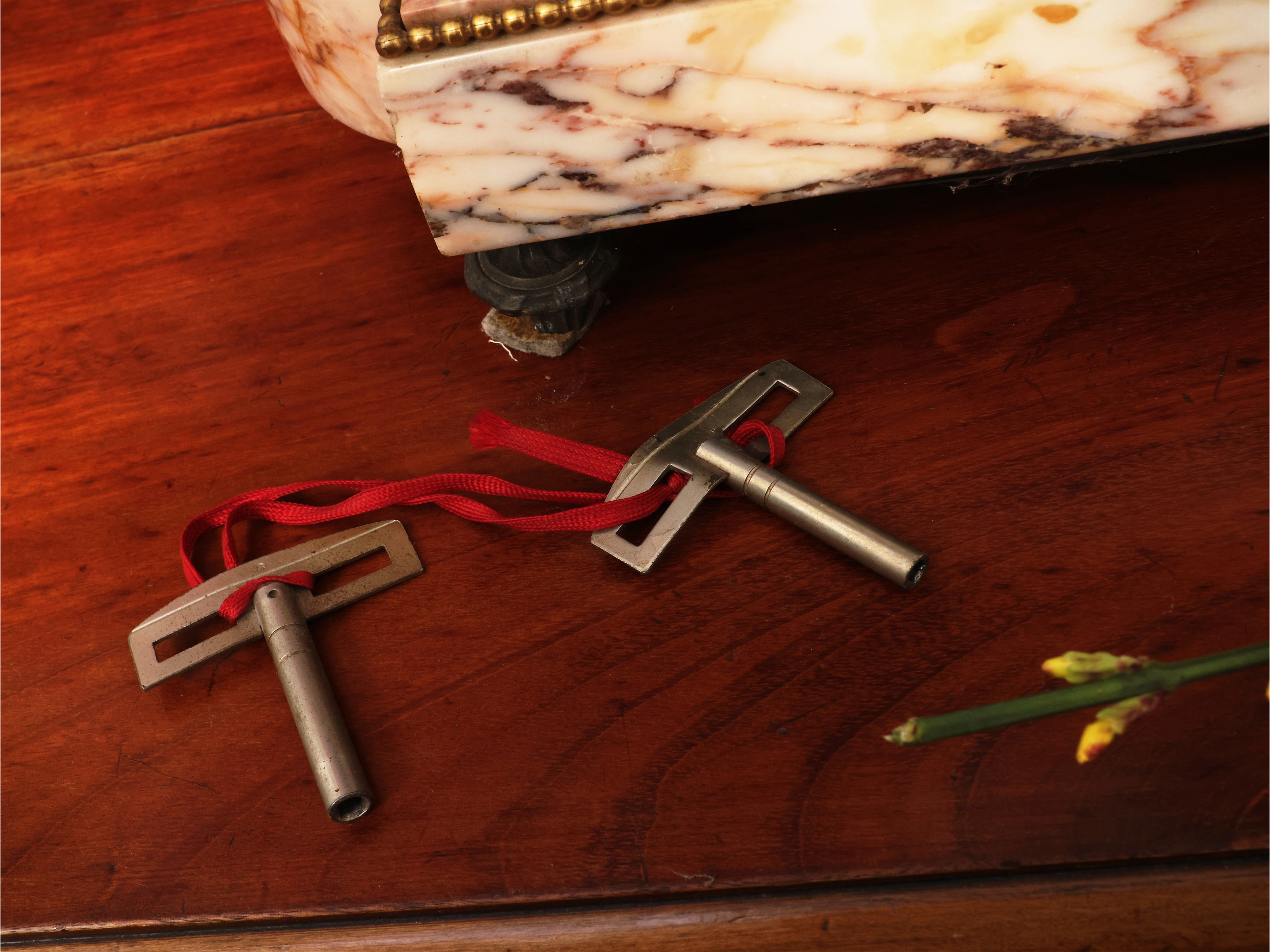 Orologio da tavolo in antimonio patinato e marmo rosa