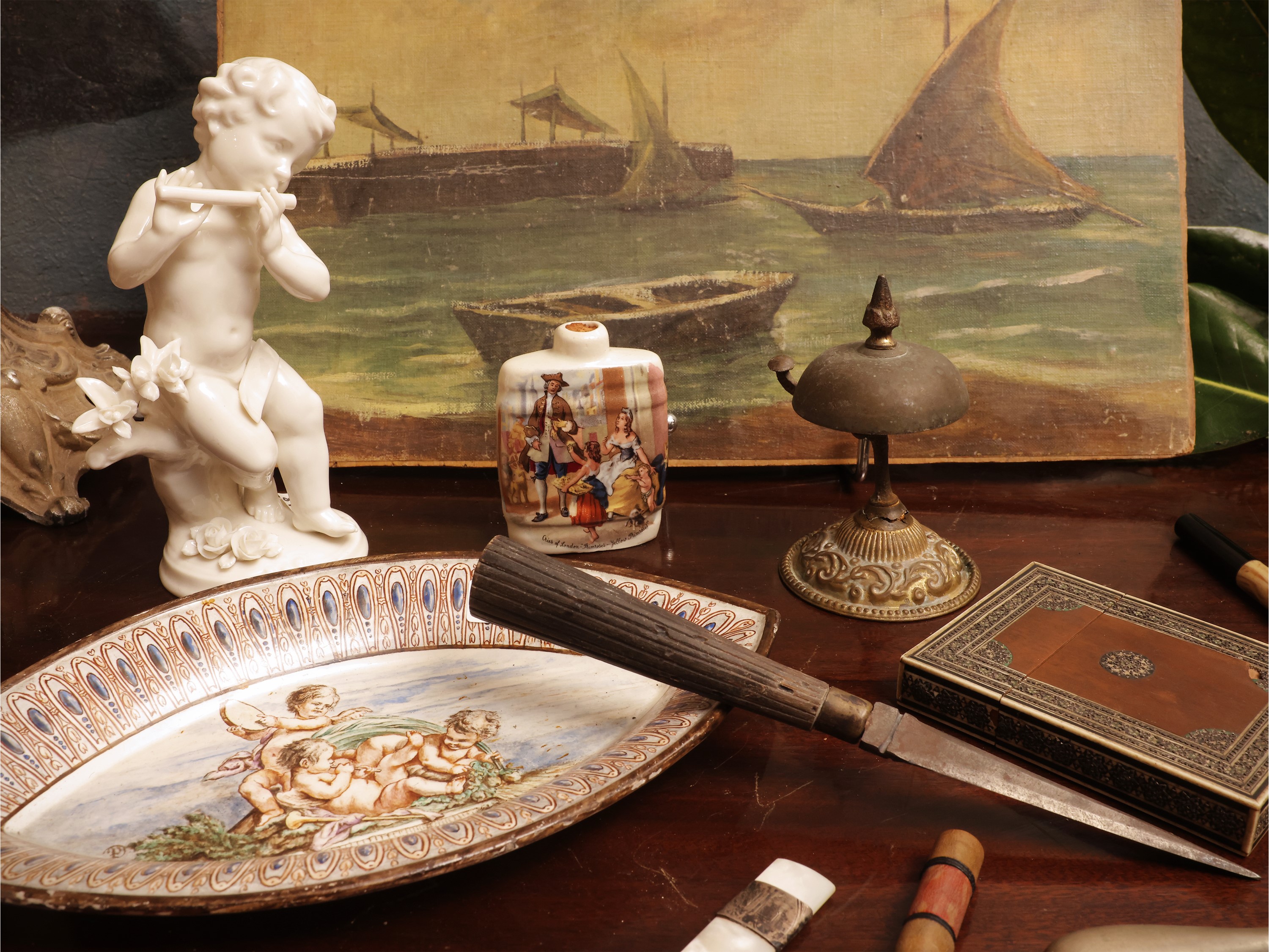 Lotto di curiosità d'epoca, dipinto ad olio su tavoletta e oggetti decorativi, XIX/XX secolo