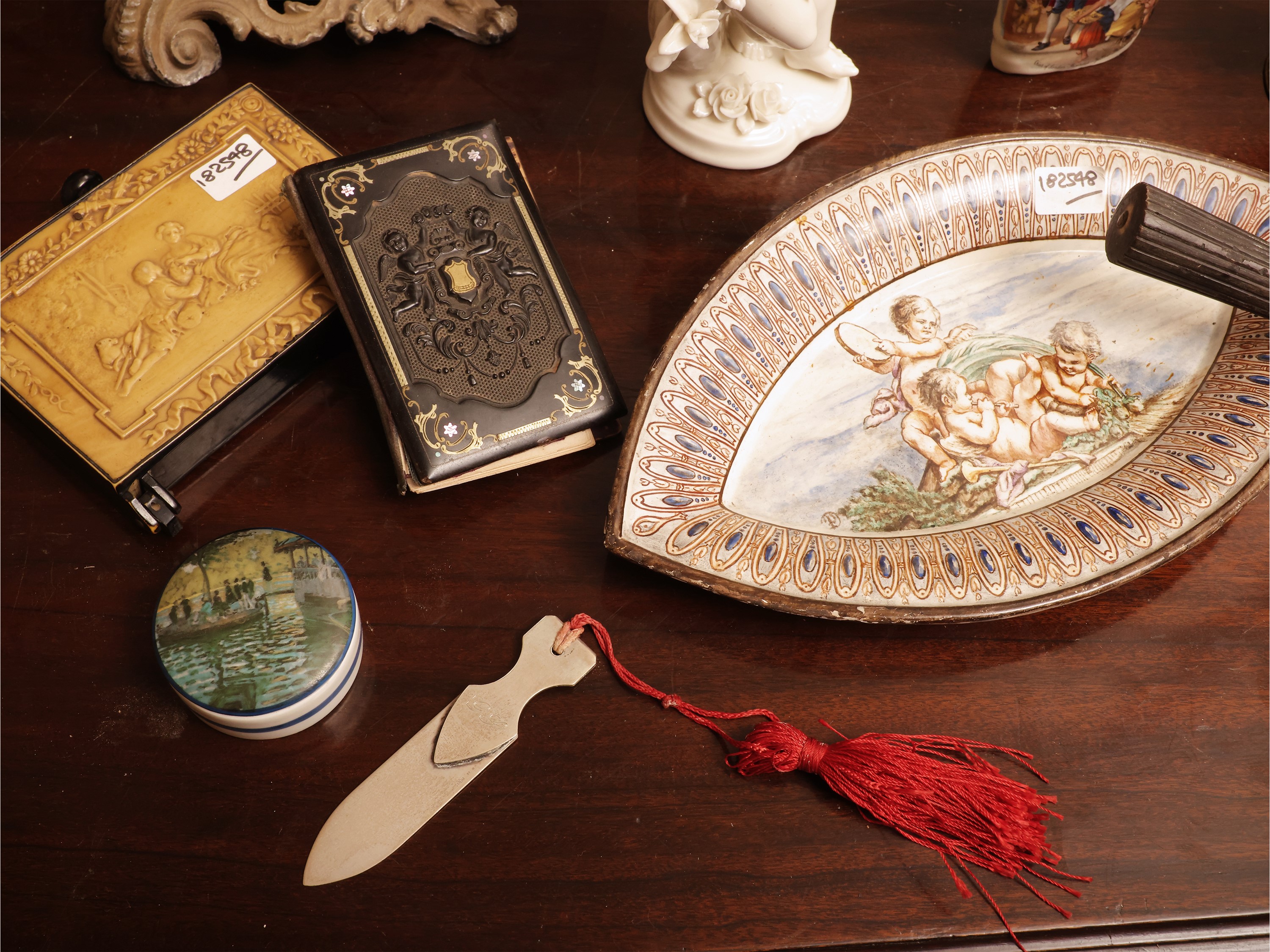 Lotto di curiosità d'epoca, dipinto ad olio su tavoletta e oggetti decorativi, XIX/XX secolo