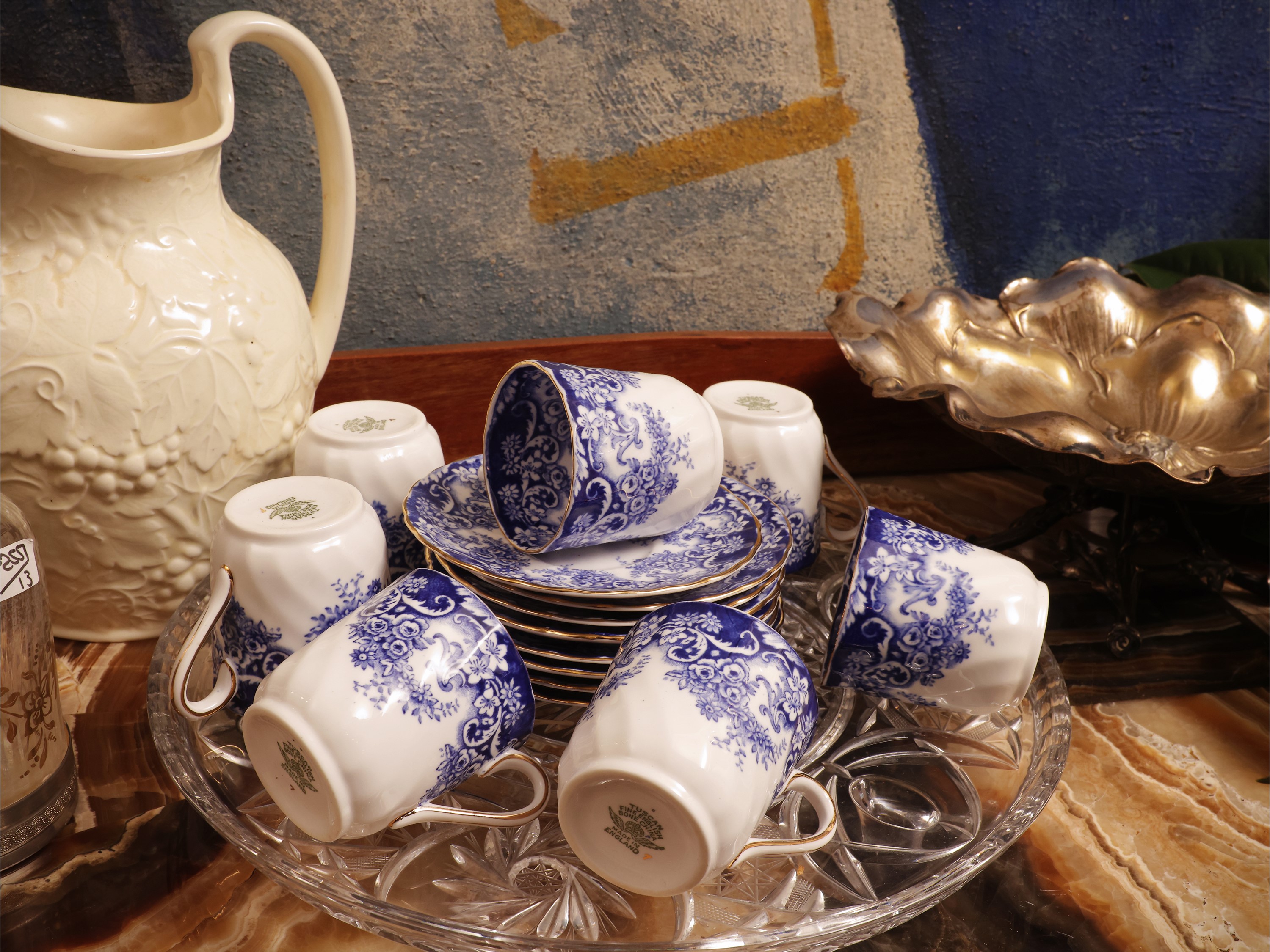 Accessori da brunch, Alzata in metallo argentato, brocca Wedgwood e tazzine in porcellana
