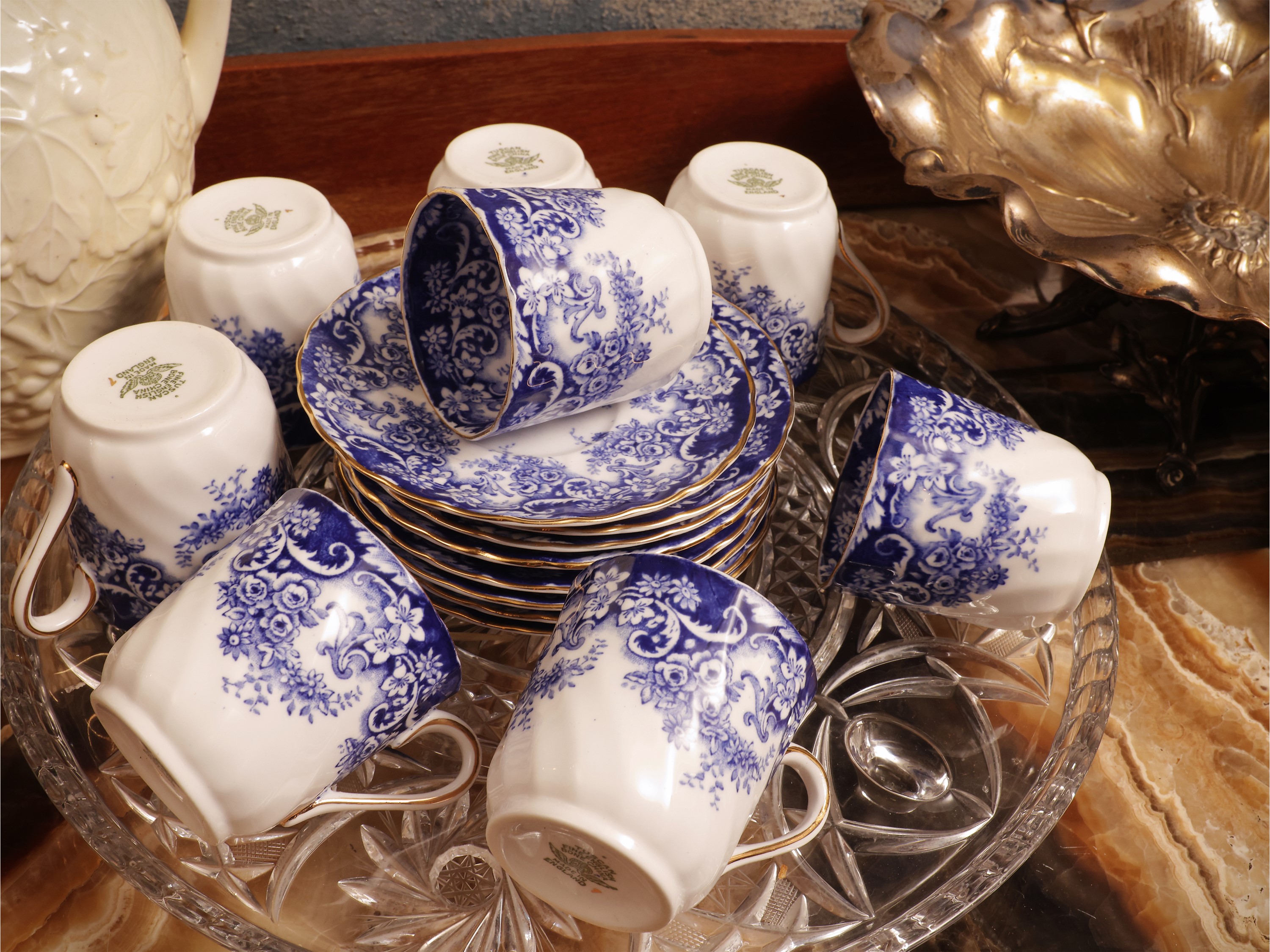 Accessori da brunch, Alzata in metallo argentato, brocca Wedgwood e tazzine in porcellana