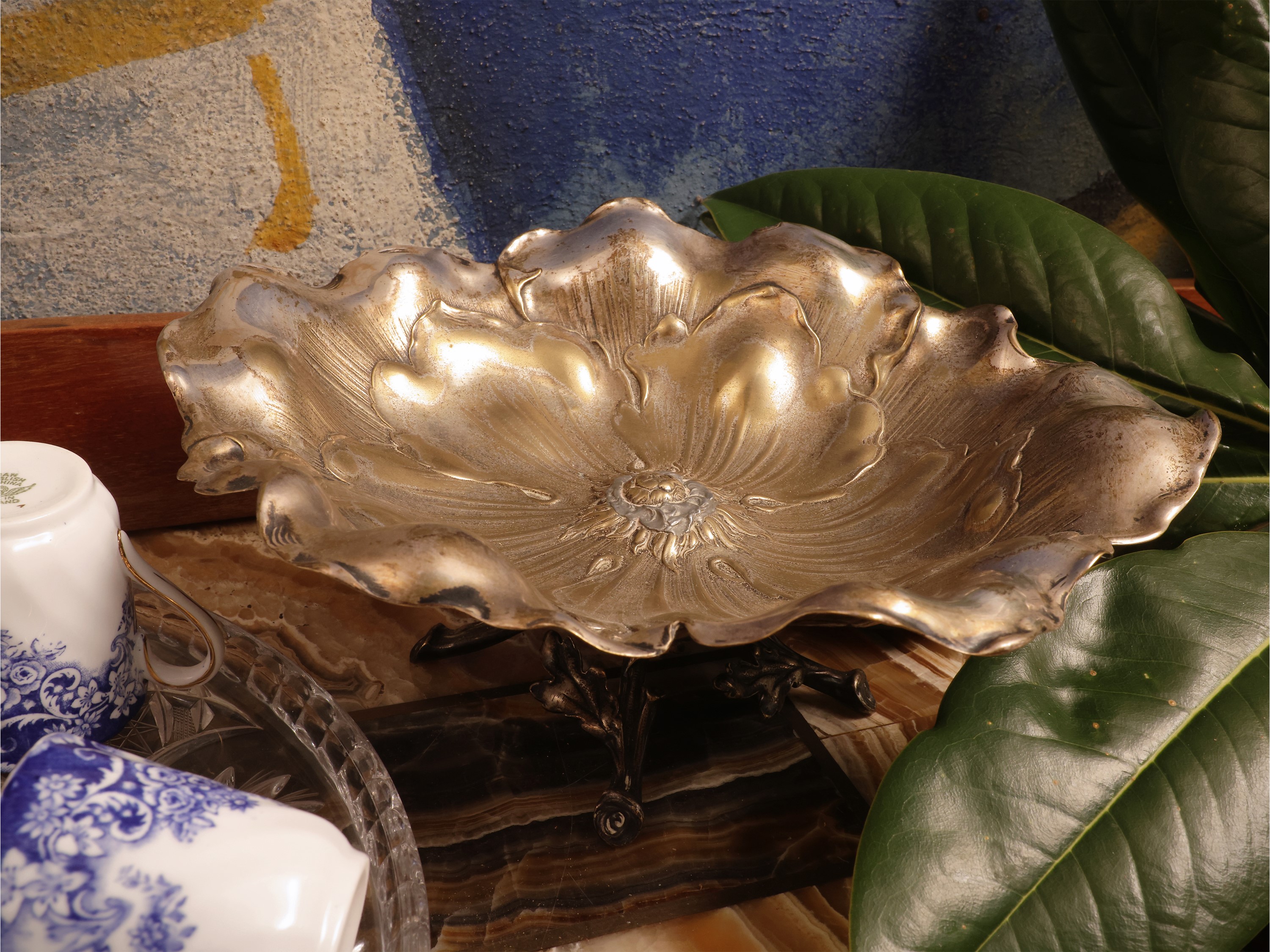 Accessori da brunch, Alzata in metallo argentato, brocca Wedgwood e tazzine in porcellana