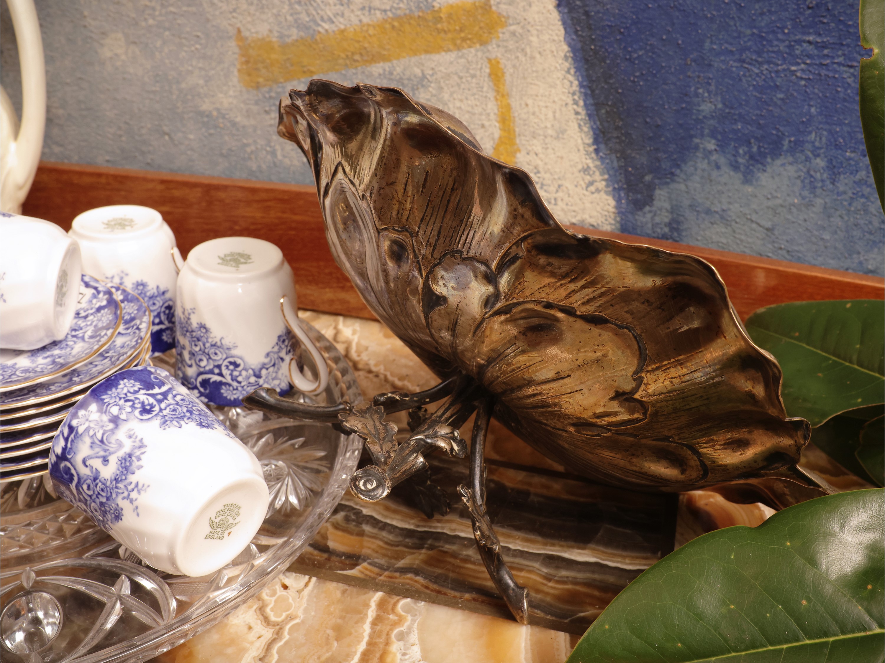 Accessori da brunch, Alzata in metallo argentato, brocca Wedgwood e tazzine in porcellana
