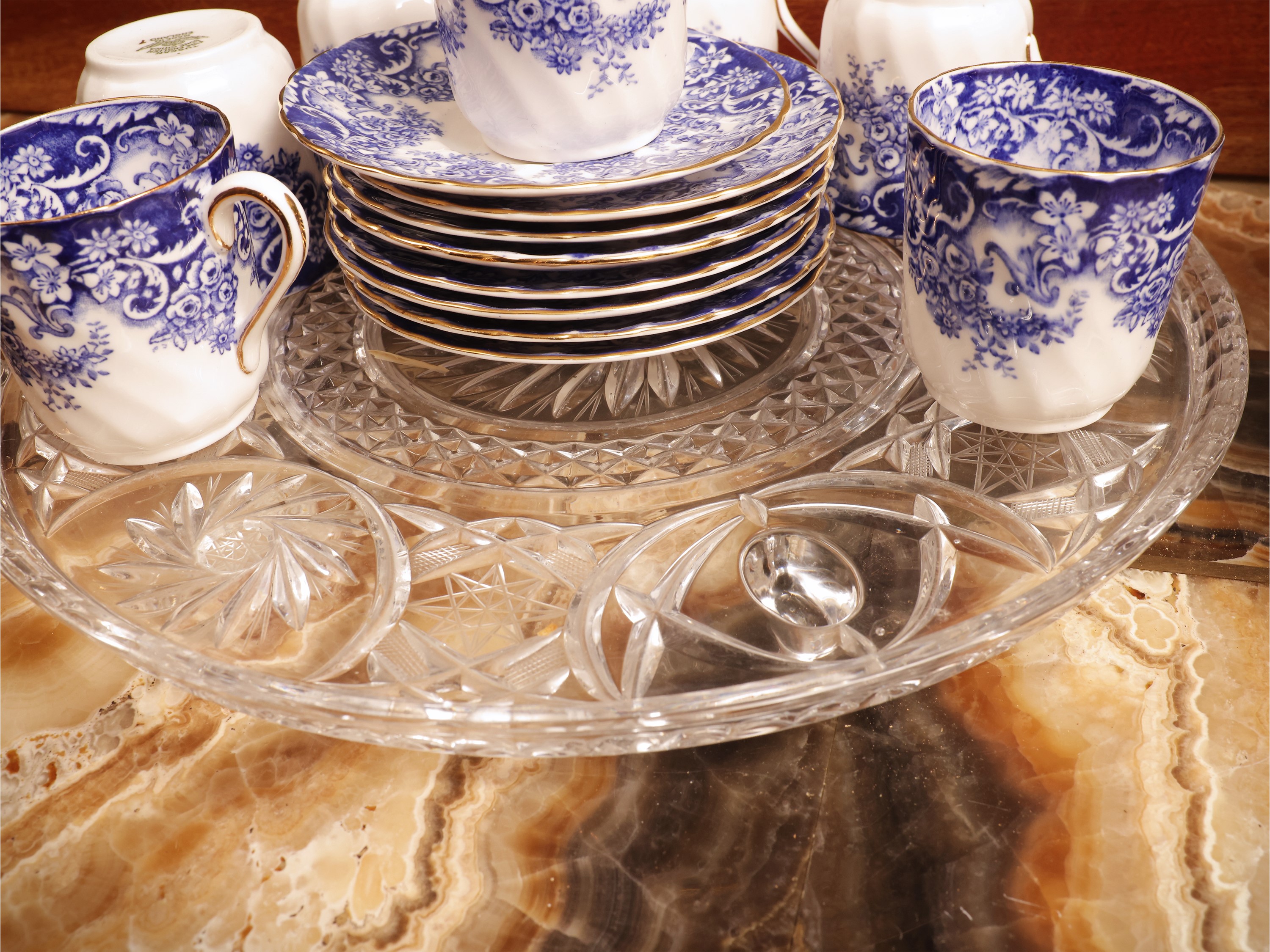 Accessori da brunch, Alzata in metallo argentato, brocca Wedgwood e tazzine in porcellana