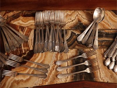 Servizio di posate in metallo argentato, completo per dodici persone