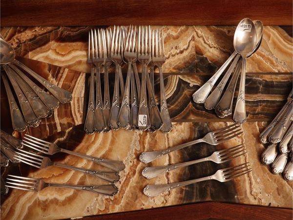 Silver metal cutlery set