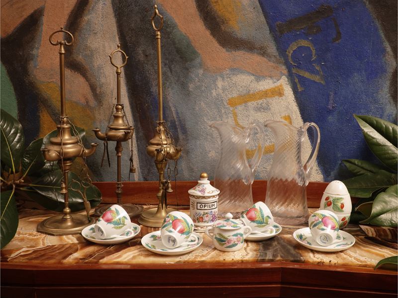 Miscellanea di accessori per la casa: set di tazzine in porcellana, zuccheriera e lucerne fiorent...