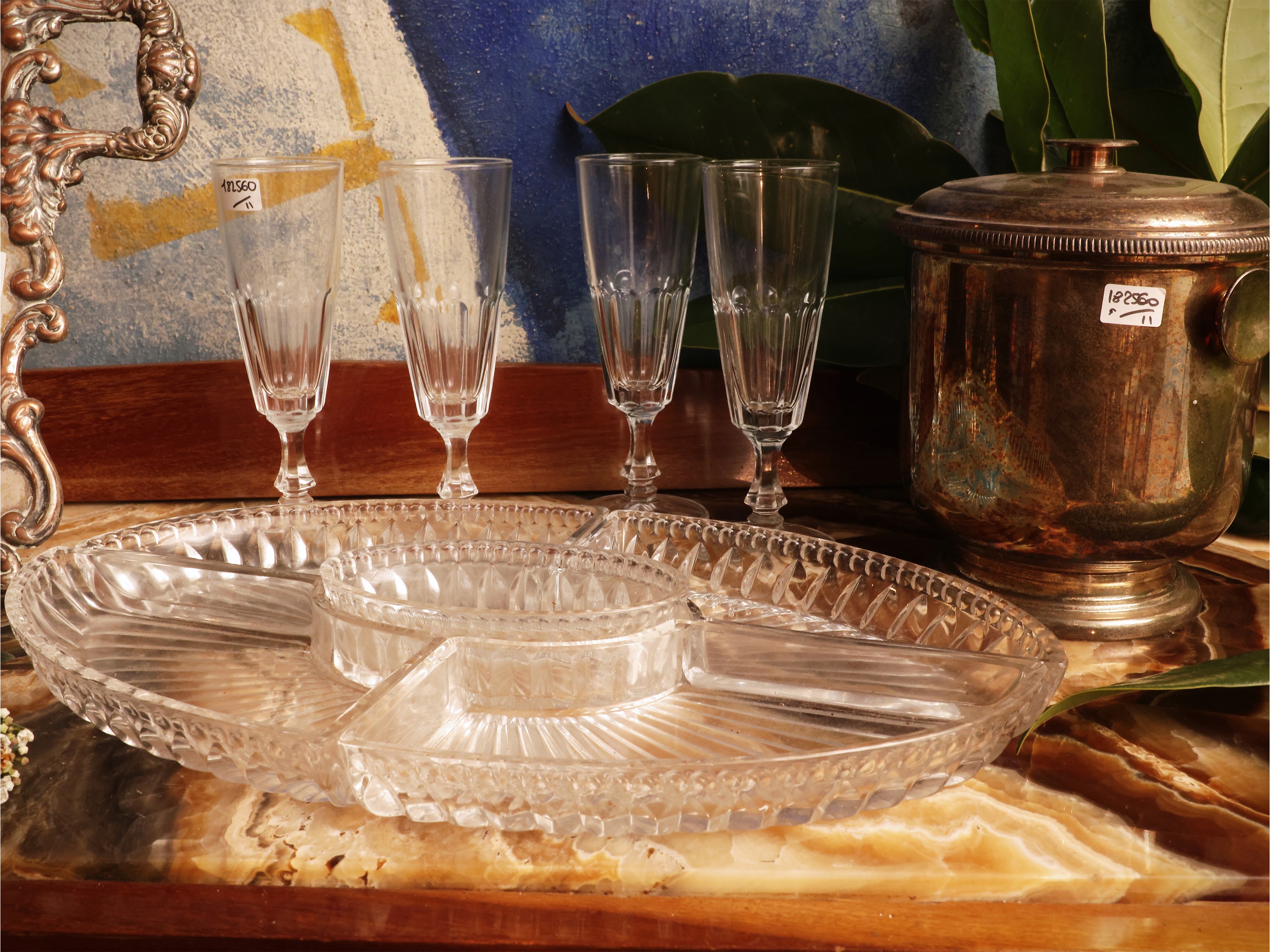 Set da aperitivo in metallo argentato e cristallo molato, composto da vassoio e flutes