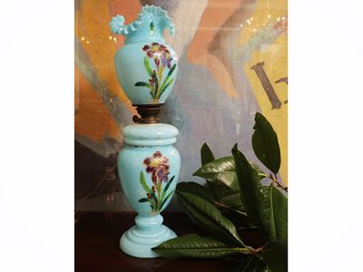 Grande lume ad olio in opaline azzurro, fine XIX secolo