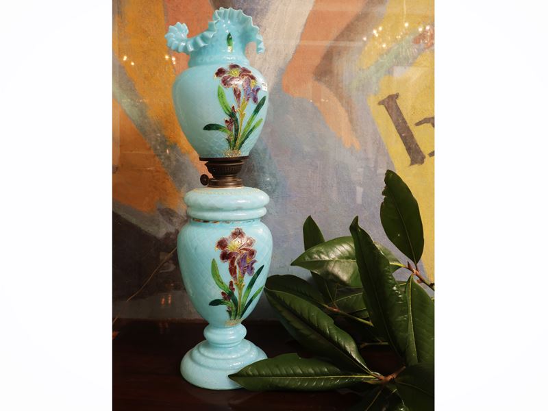 Grande lume ad olio in opaline azzurro, fine XIX secolo