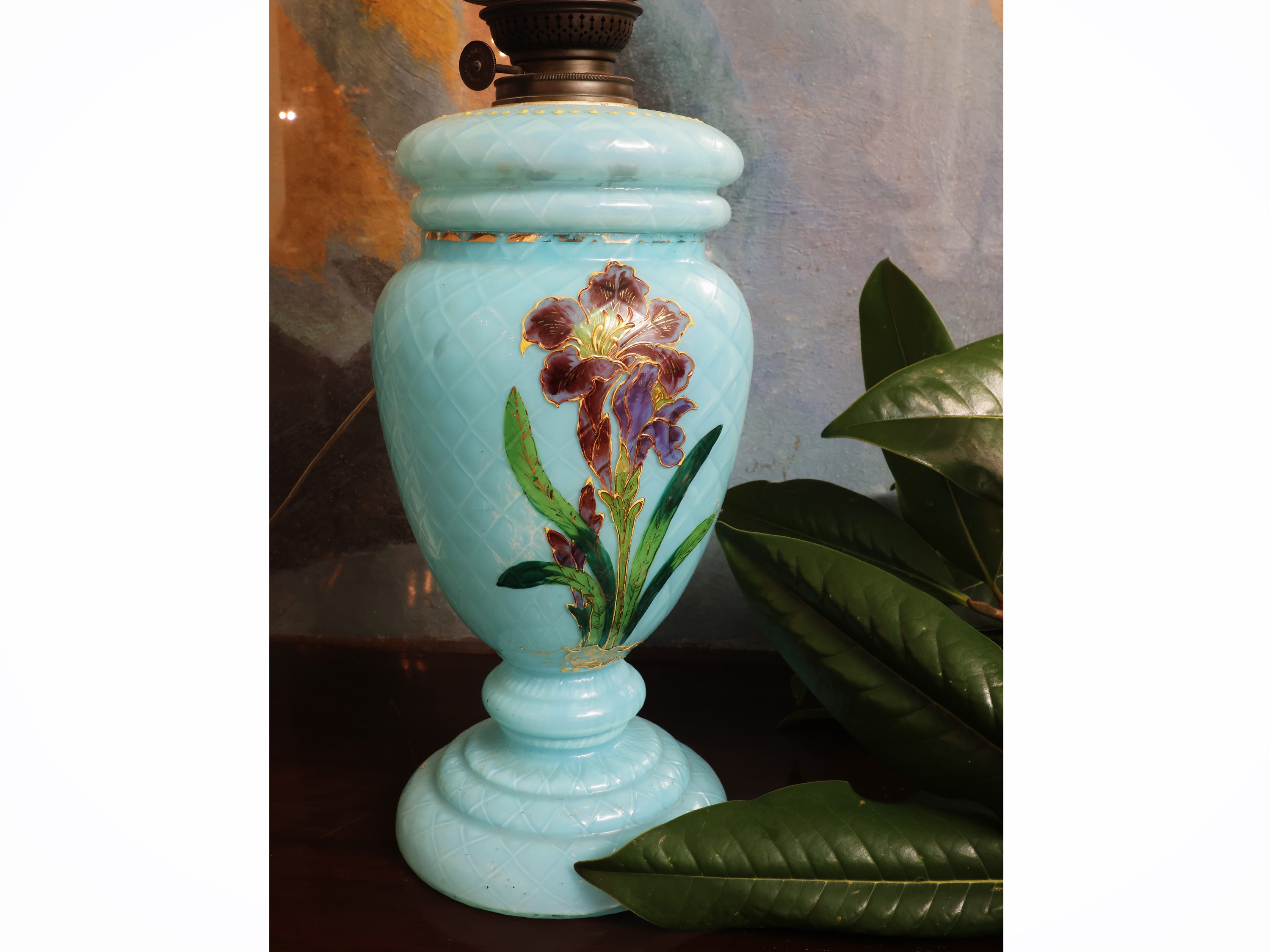 Grande lume ad olio in opaline azzurro, fine XIX secolo