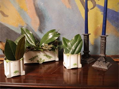 Accessori per decorare la tavola, centrotavola in terraglia e coppia di candelieri in metallo