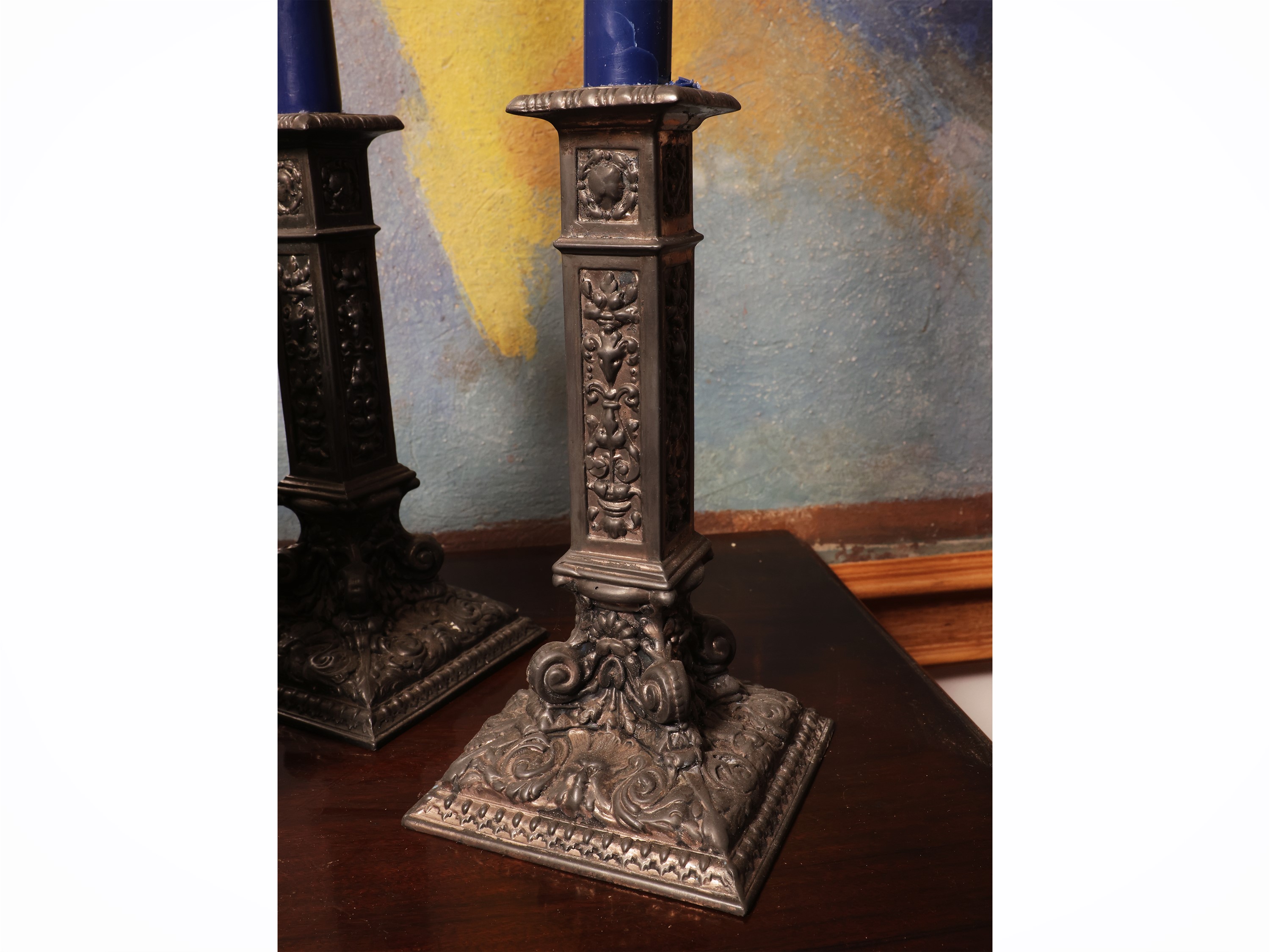 Accessori per decorare la tavola, centrotavola in terraglia e coppia di candelieri in metallo