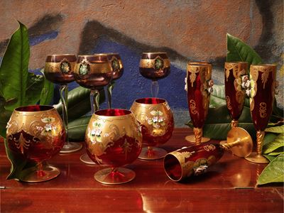 Assortimento di bicchieri in vetro di Murano, set in vetro viola e rosso rubino, anni Cinquanta/S...