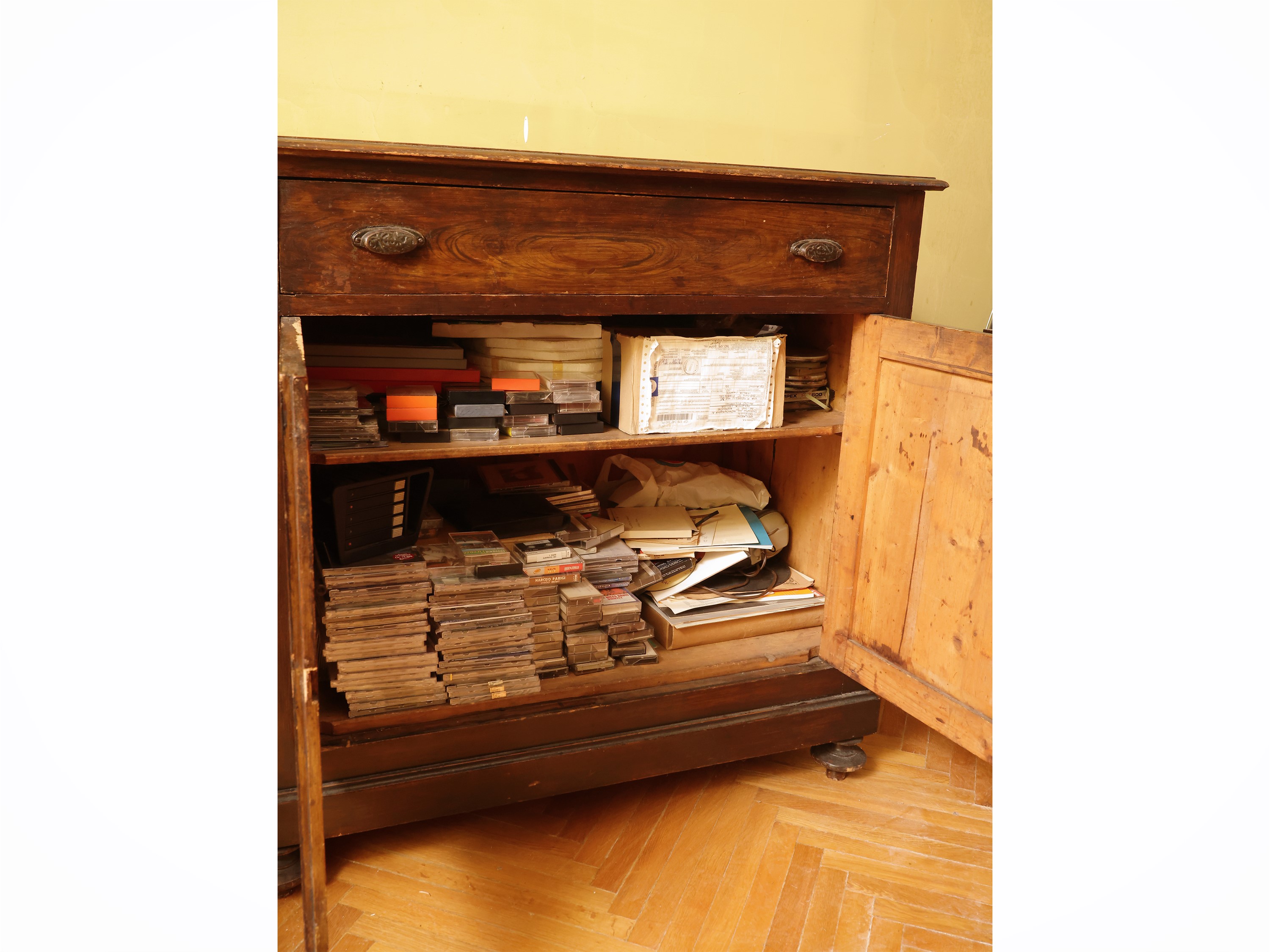 Credenza rustica in noce, XIX secolo