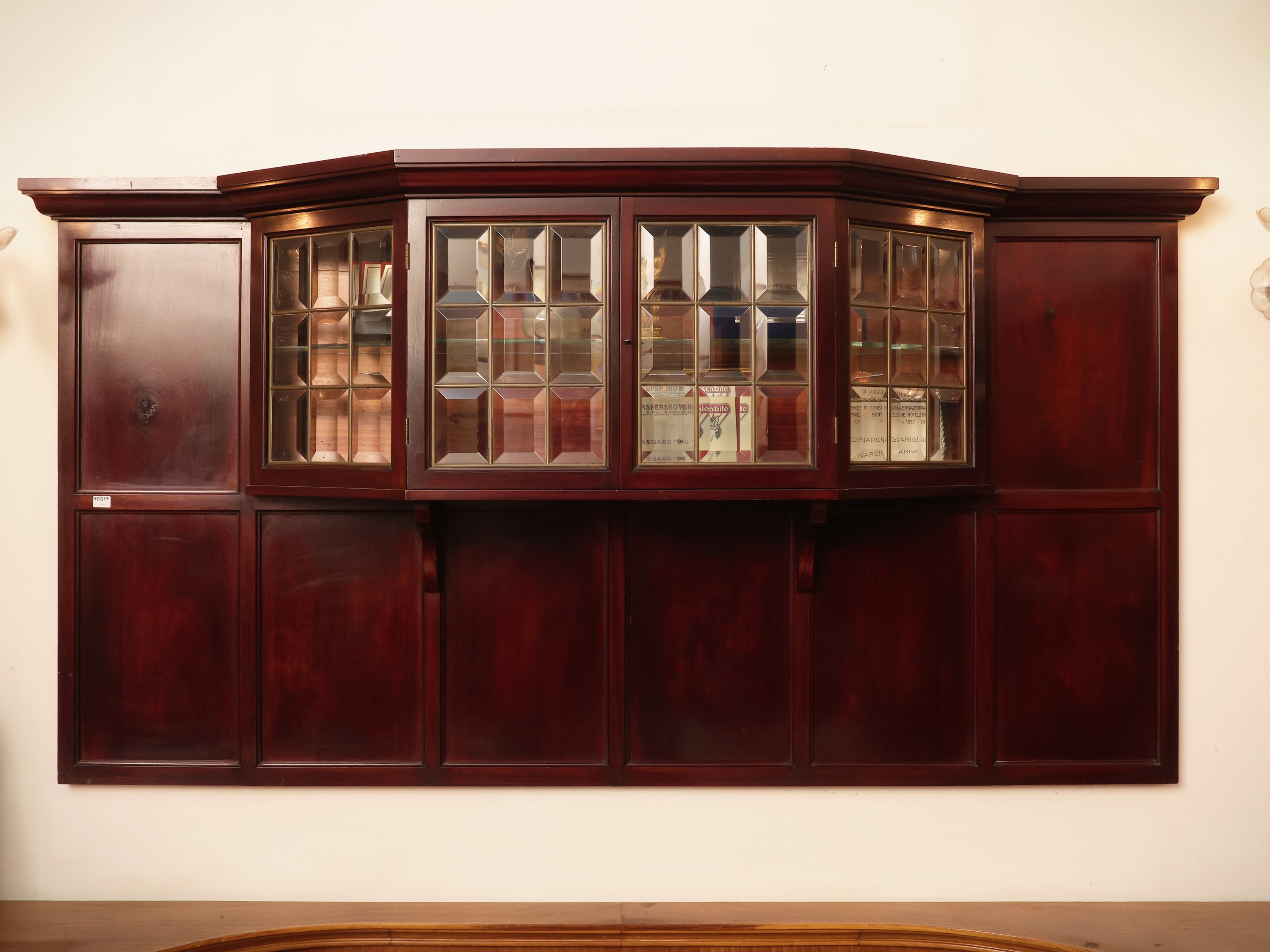 Boiserie con stipo in mogano, dimensioni h cm 76x141x22
