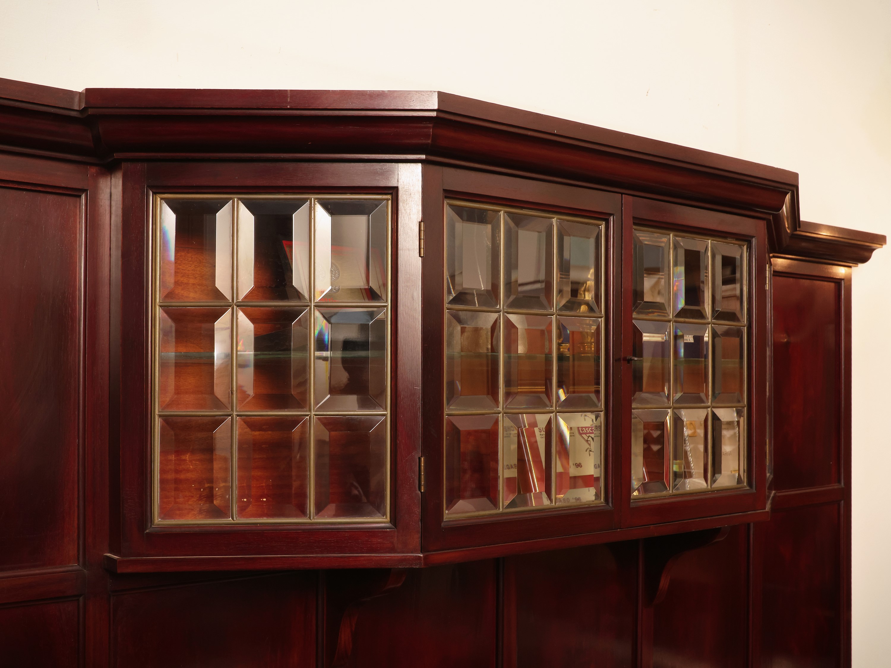 Boiserie con stipo in mogano, dimensioni h cm 76x141x22