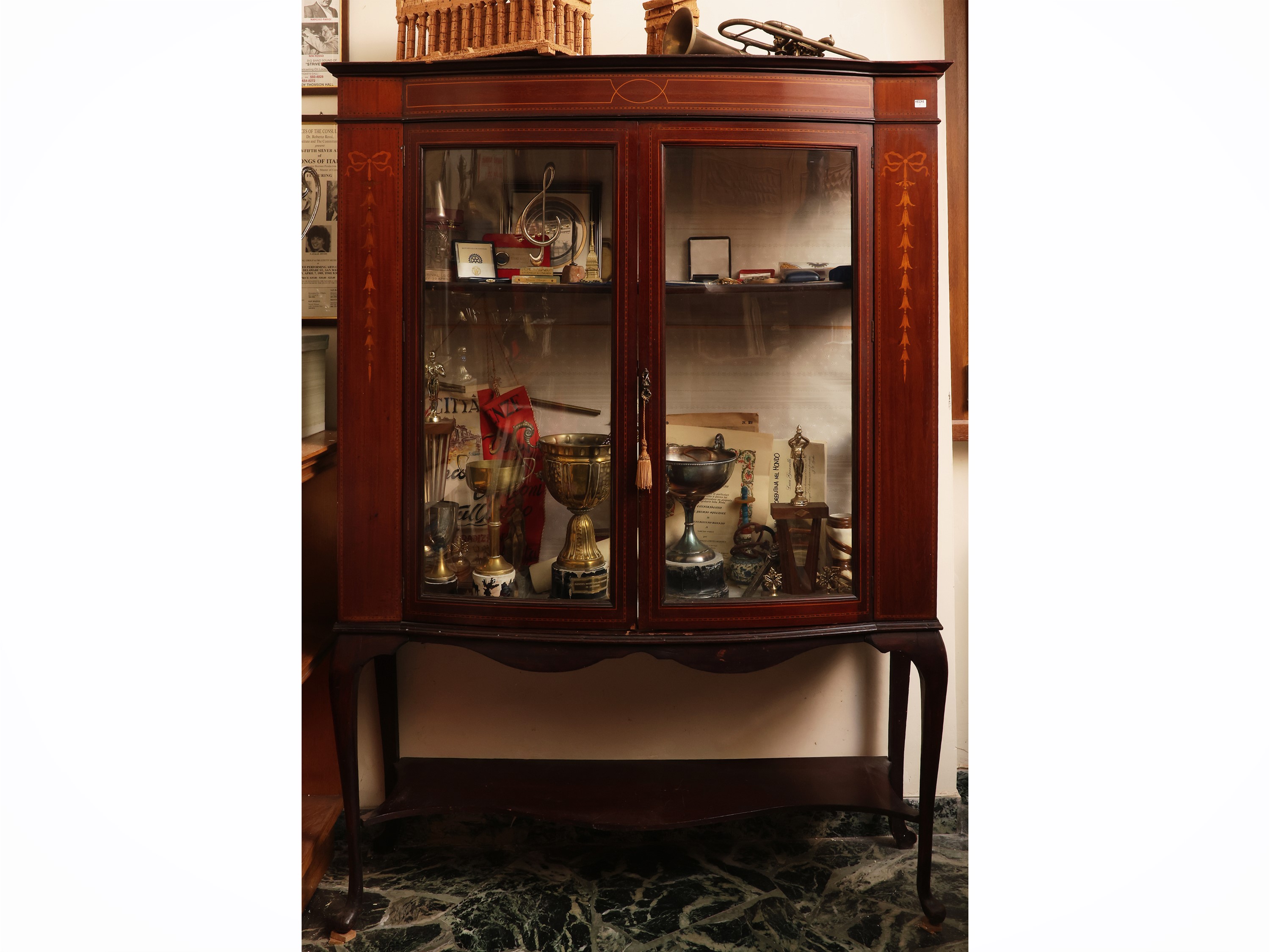 Vetrinetta per collezioni impiallacciata in mogano ed altre essenze