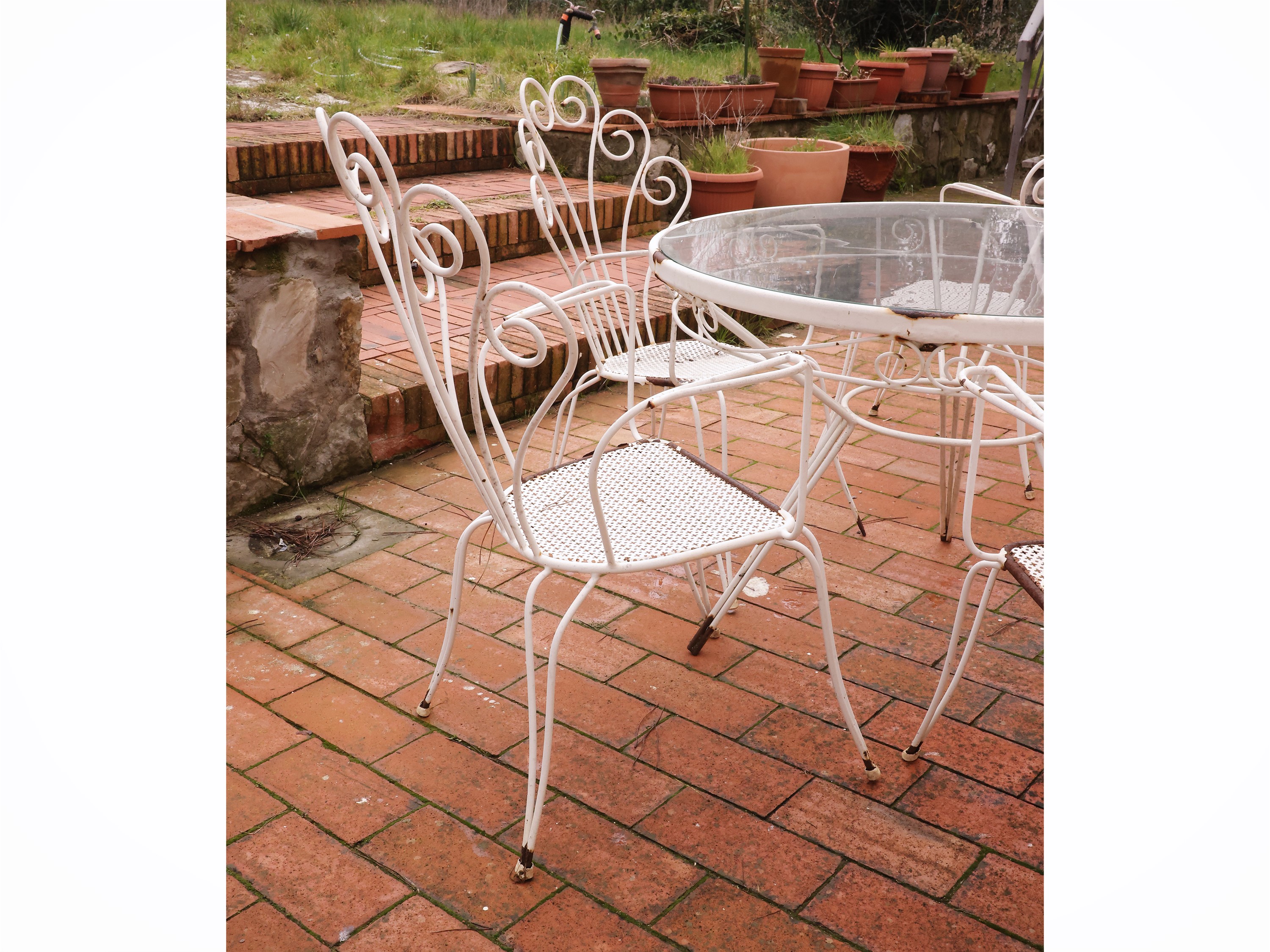 Set da giardino, tavolo circolare laccato bianco con piano in vetro e sei poltroncine