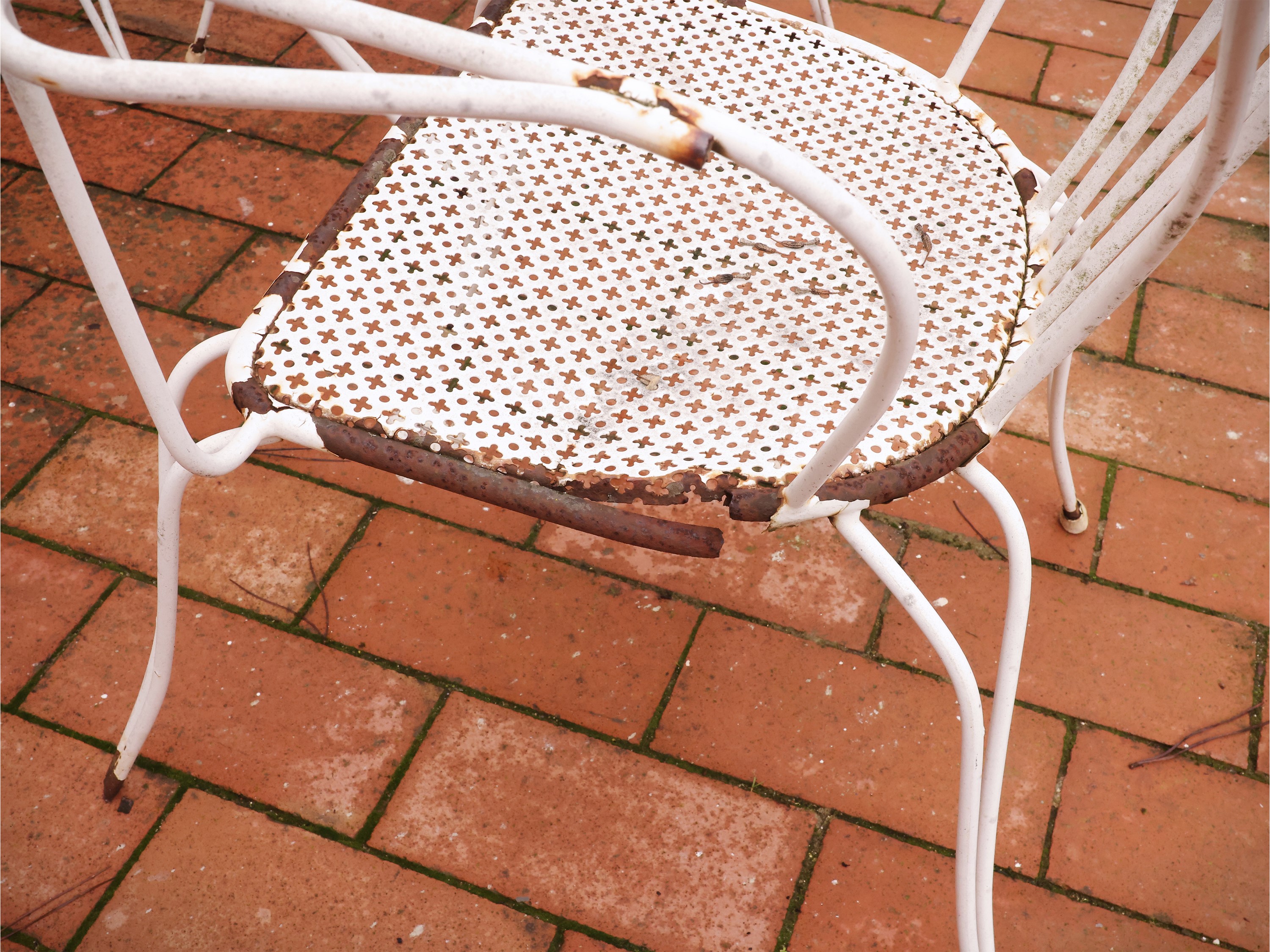 Set da giardino, tavolo circolare laccato bianco con piano in vetro e sei poltroncine