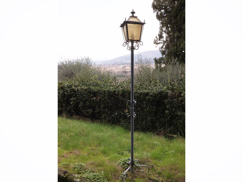 Sei lanterne a stelo da giardino, ferro battuto, elettrificate