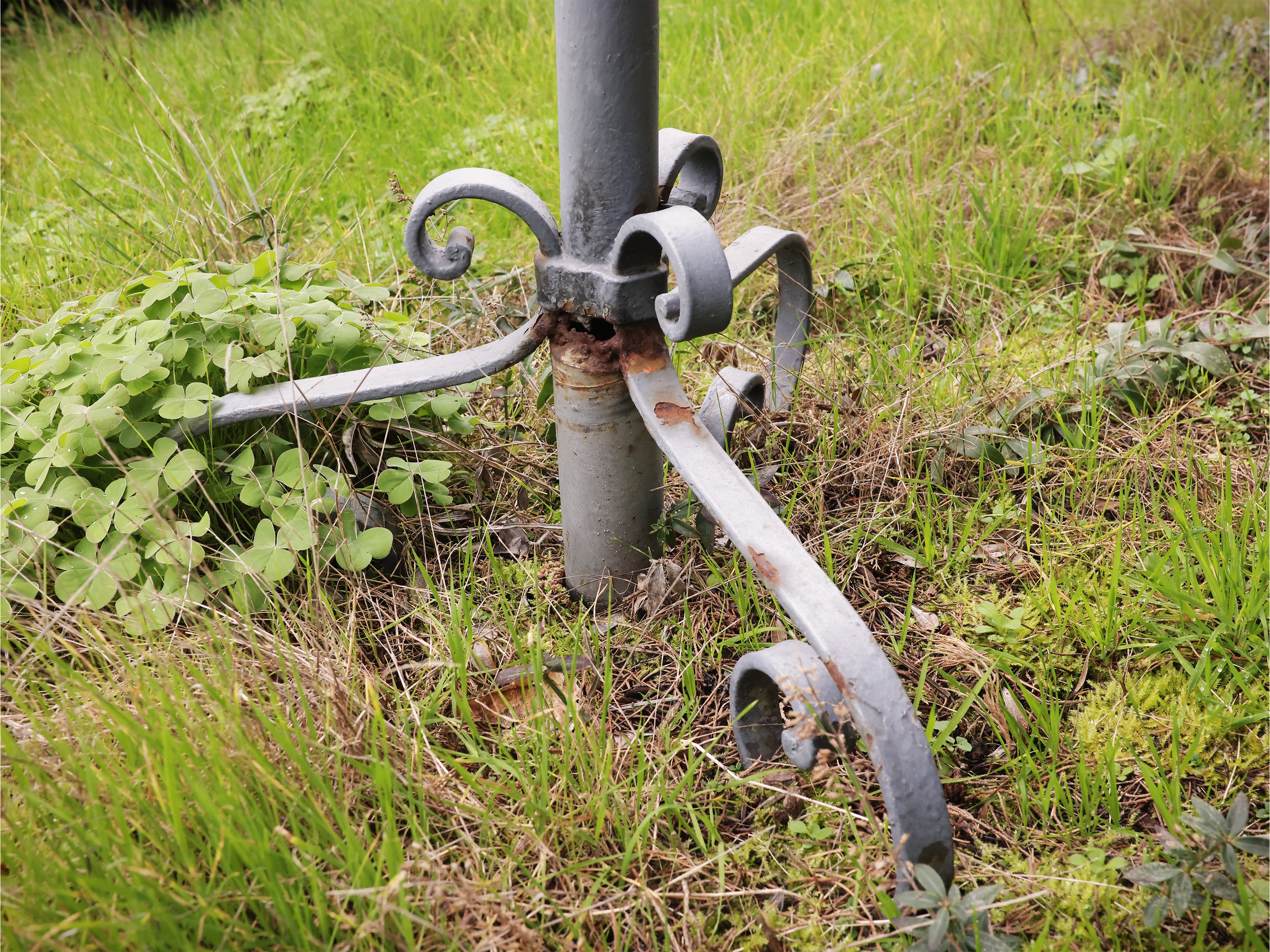 Sei lanterne a stelo da giardino, ferro battuto, elettrificate