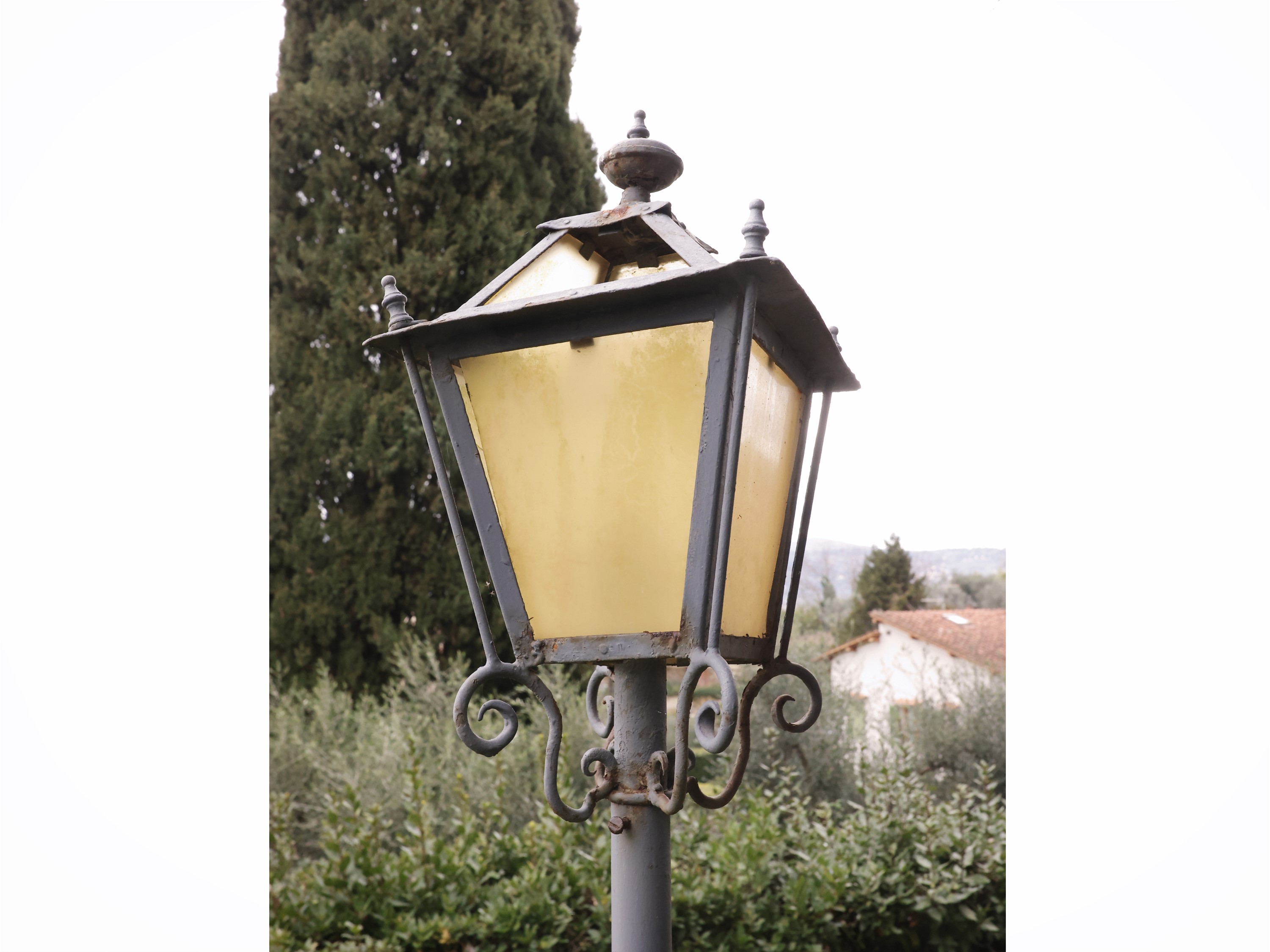 Sei lanterne a stelo da giardino, ferro battuto, elettrificate