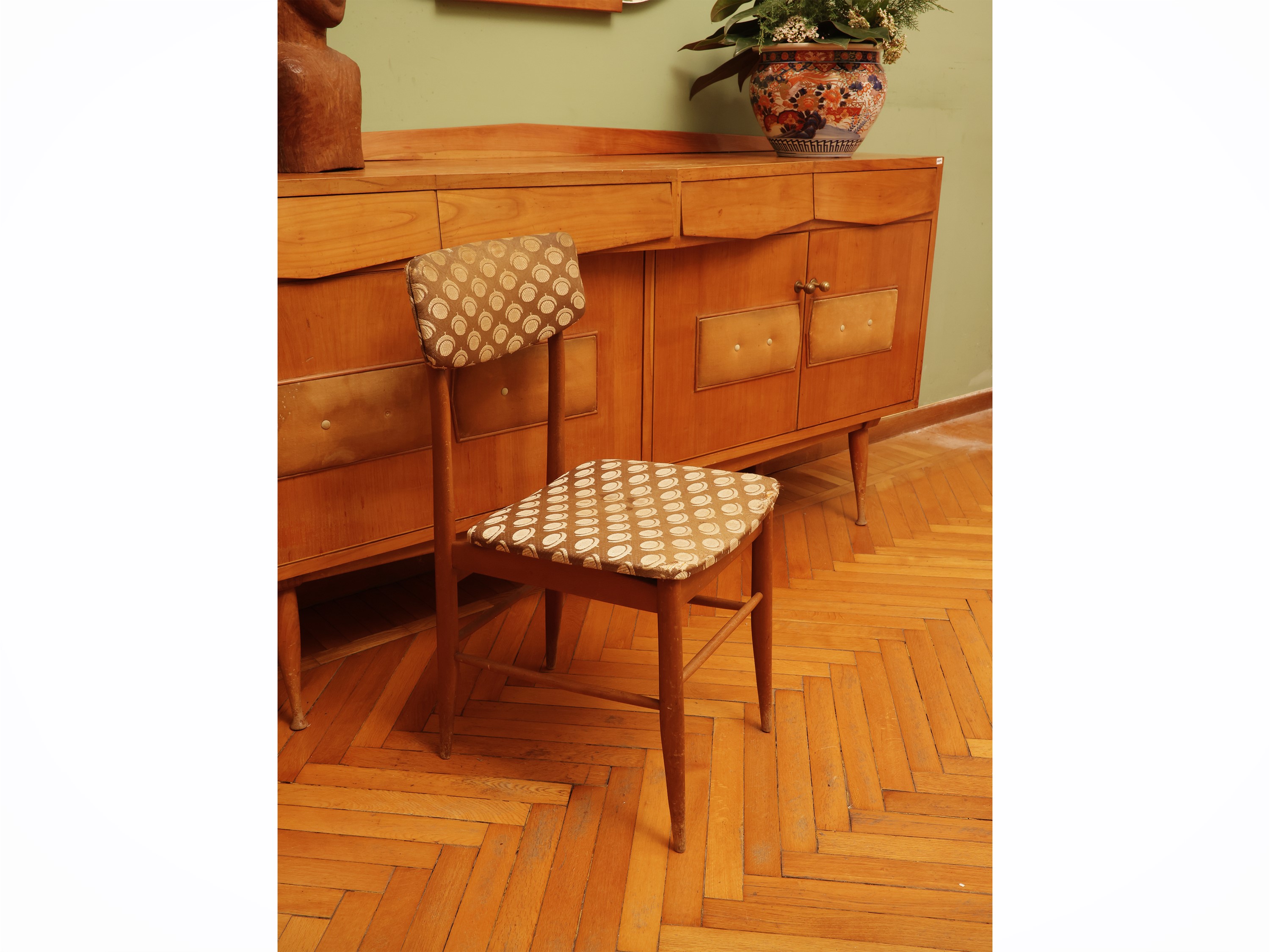 Complementi di arredo, sedia e specchio anni Cinquanta