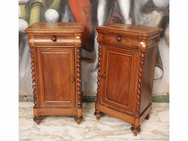 Pair of bedside tables in walnut veneer and walnut feather