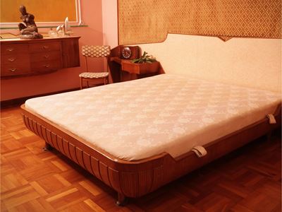 Struttura per letto matrimoniale in satinwood, anni Cinquanta