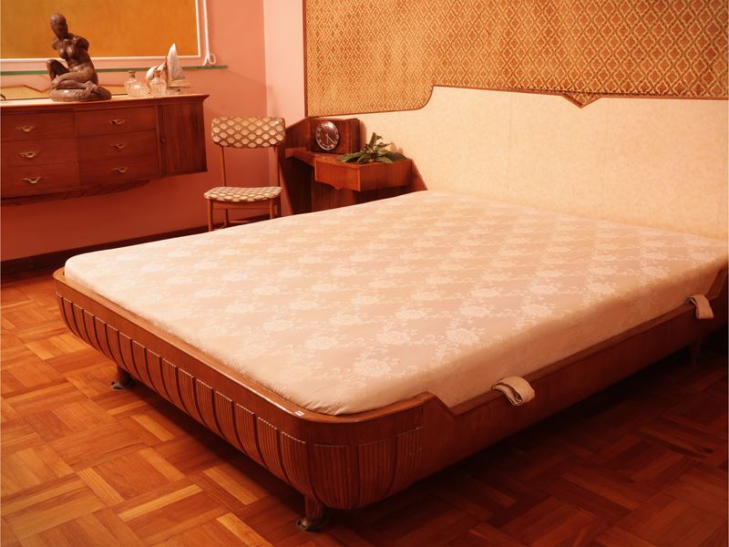 Struttura per letto matrimoniale in satinwood, anni Cinquanta