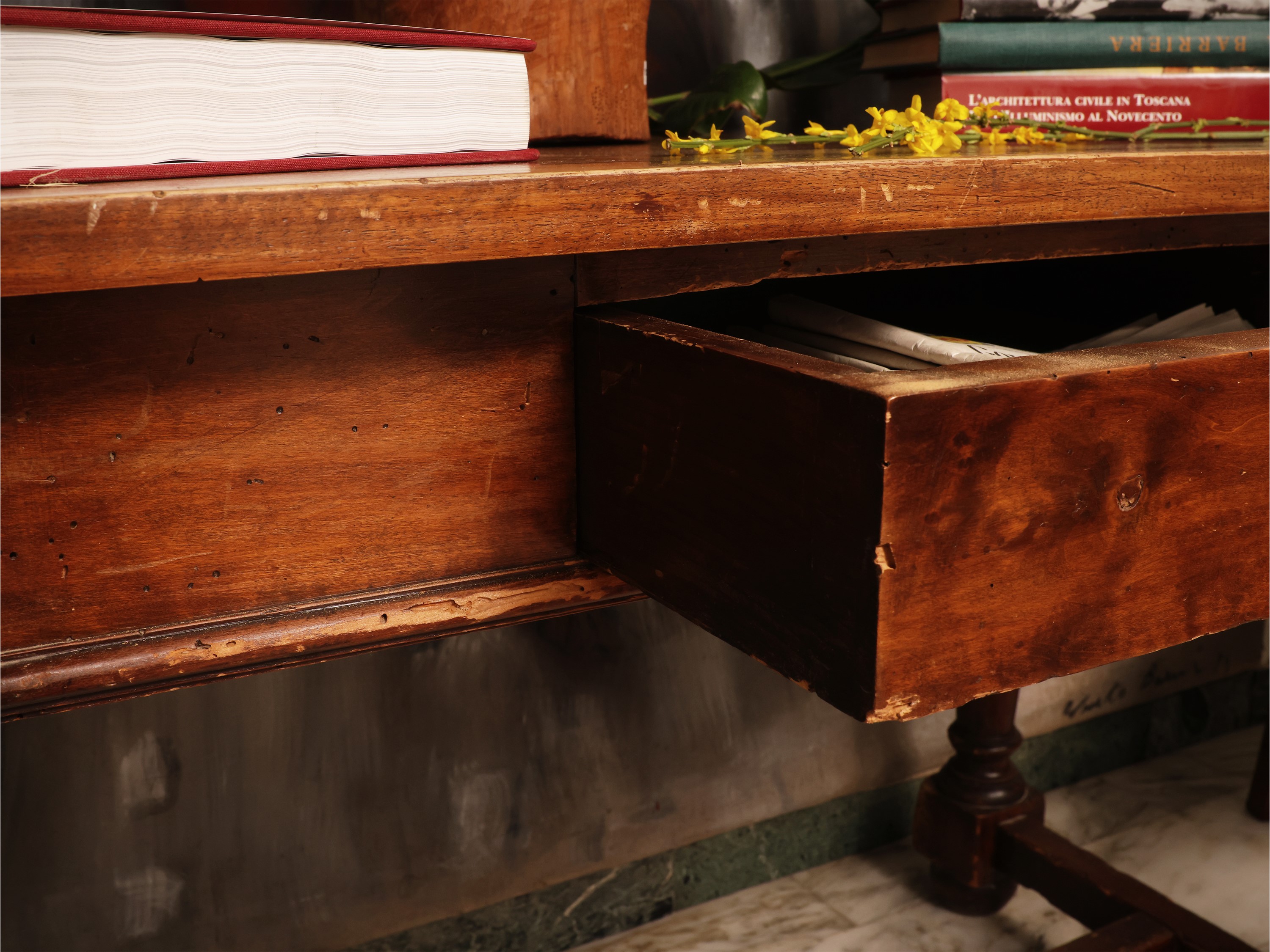 Tavolo scrittoio in legno tenero, con cassetto e sostegni torniti
