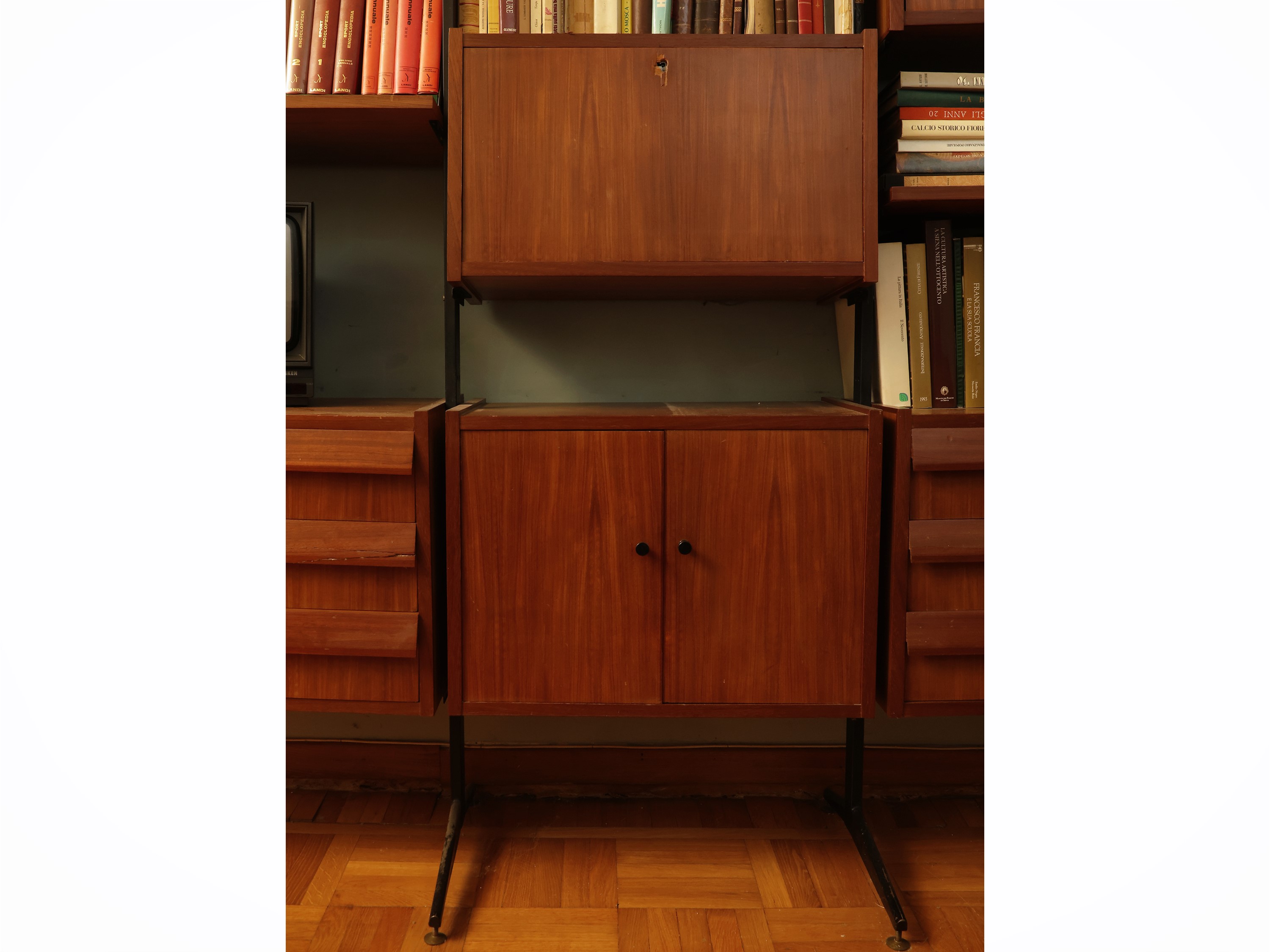 Libreria modulare in tek, anni '60, supporti in metallo laccato