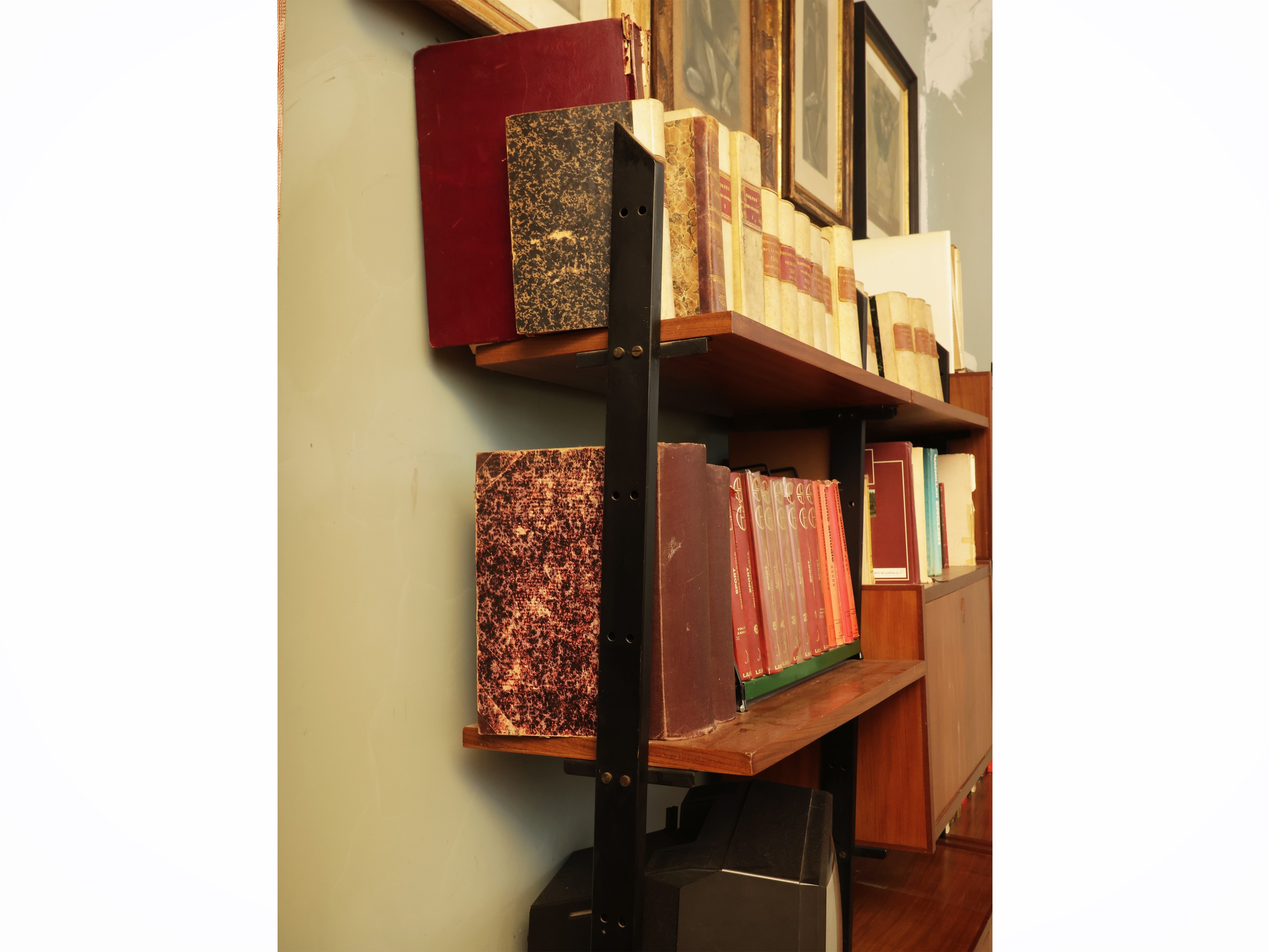 Libreria modulare in tek, anni '60, supporti in metallo laccato