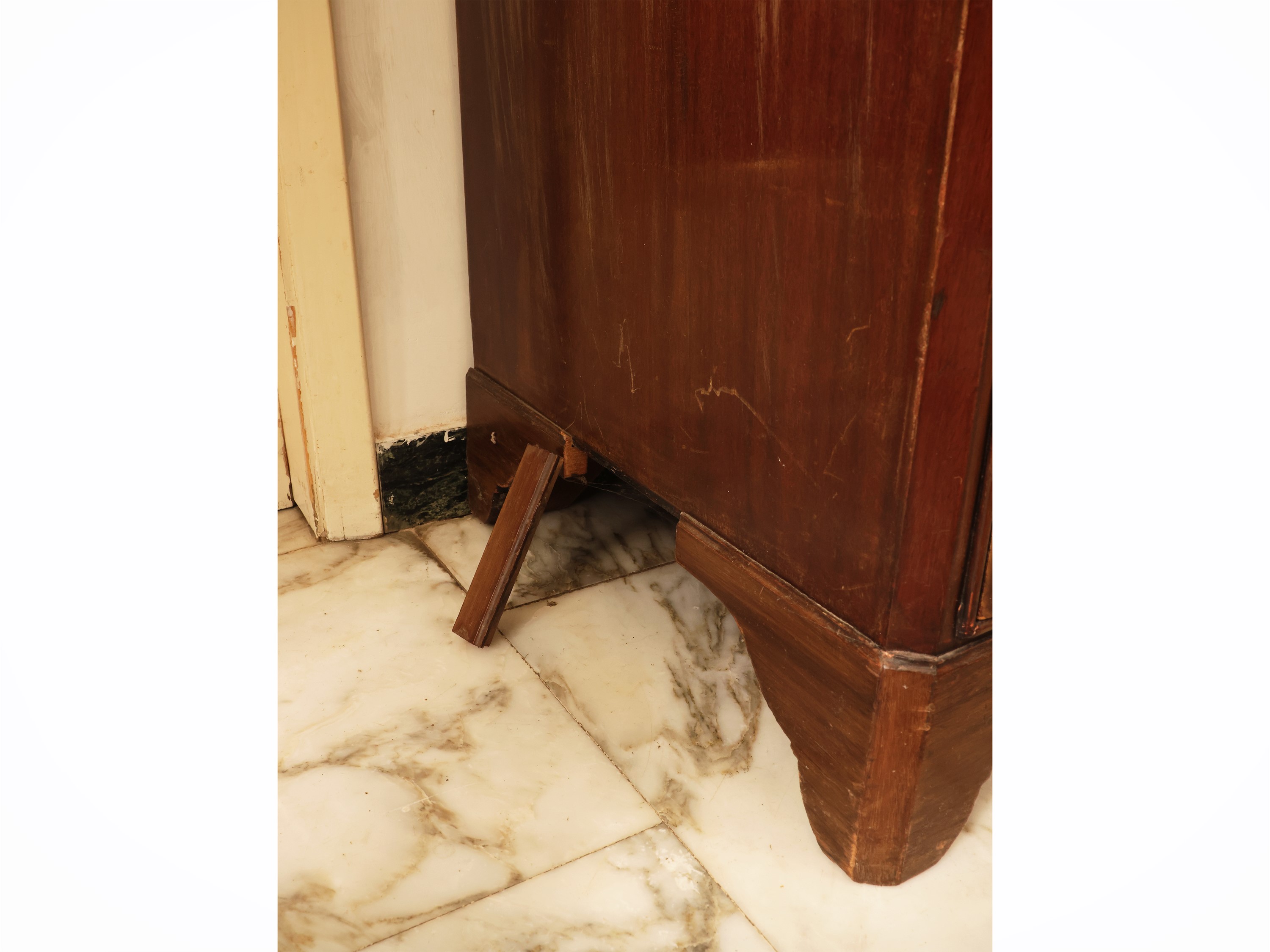 Comodino in mogano con applicazioni in ottone, h 85 cm