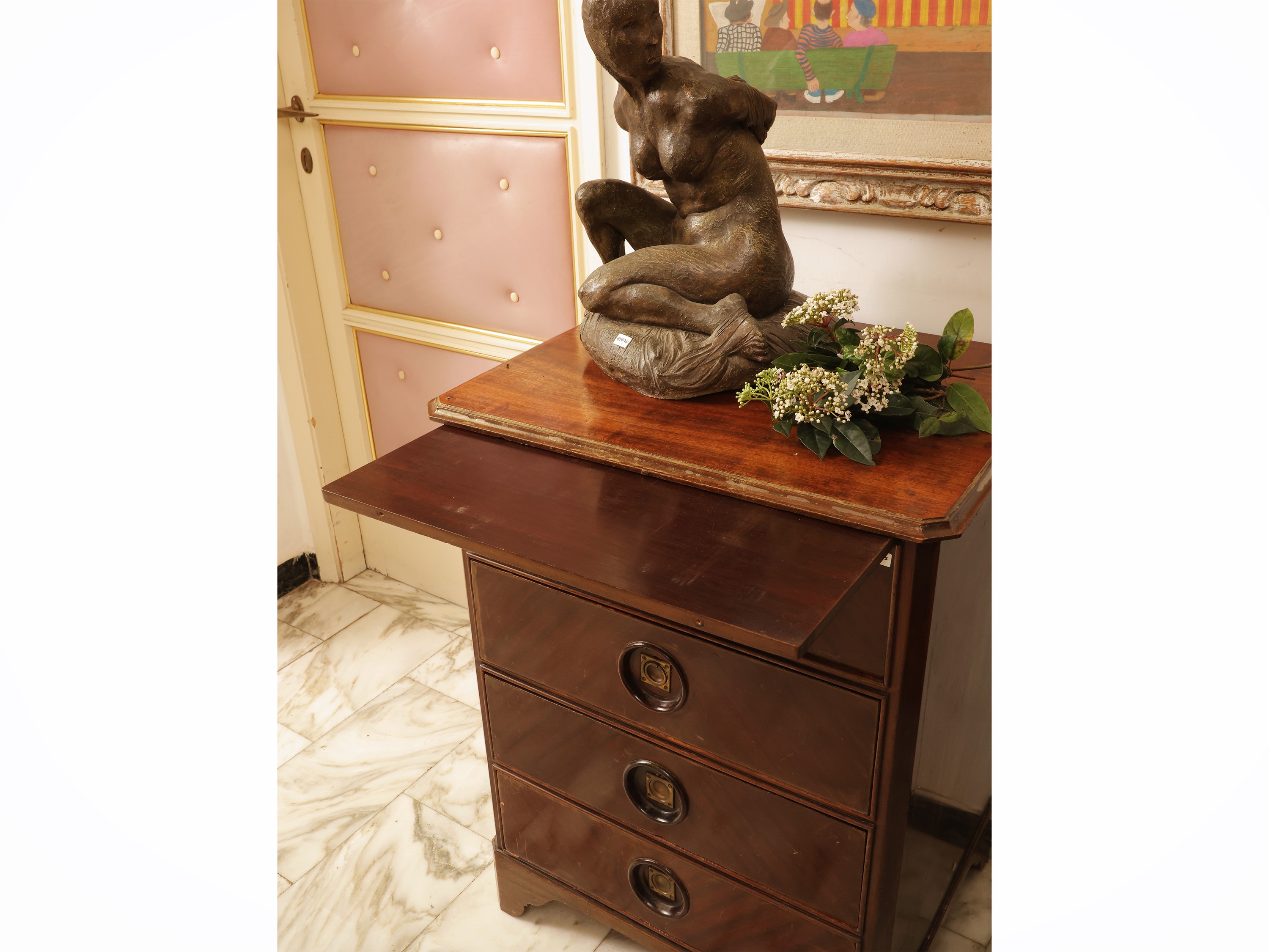 Comodino in mogano con applicazioni in ottone, h 85 cm